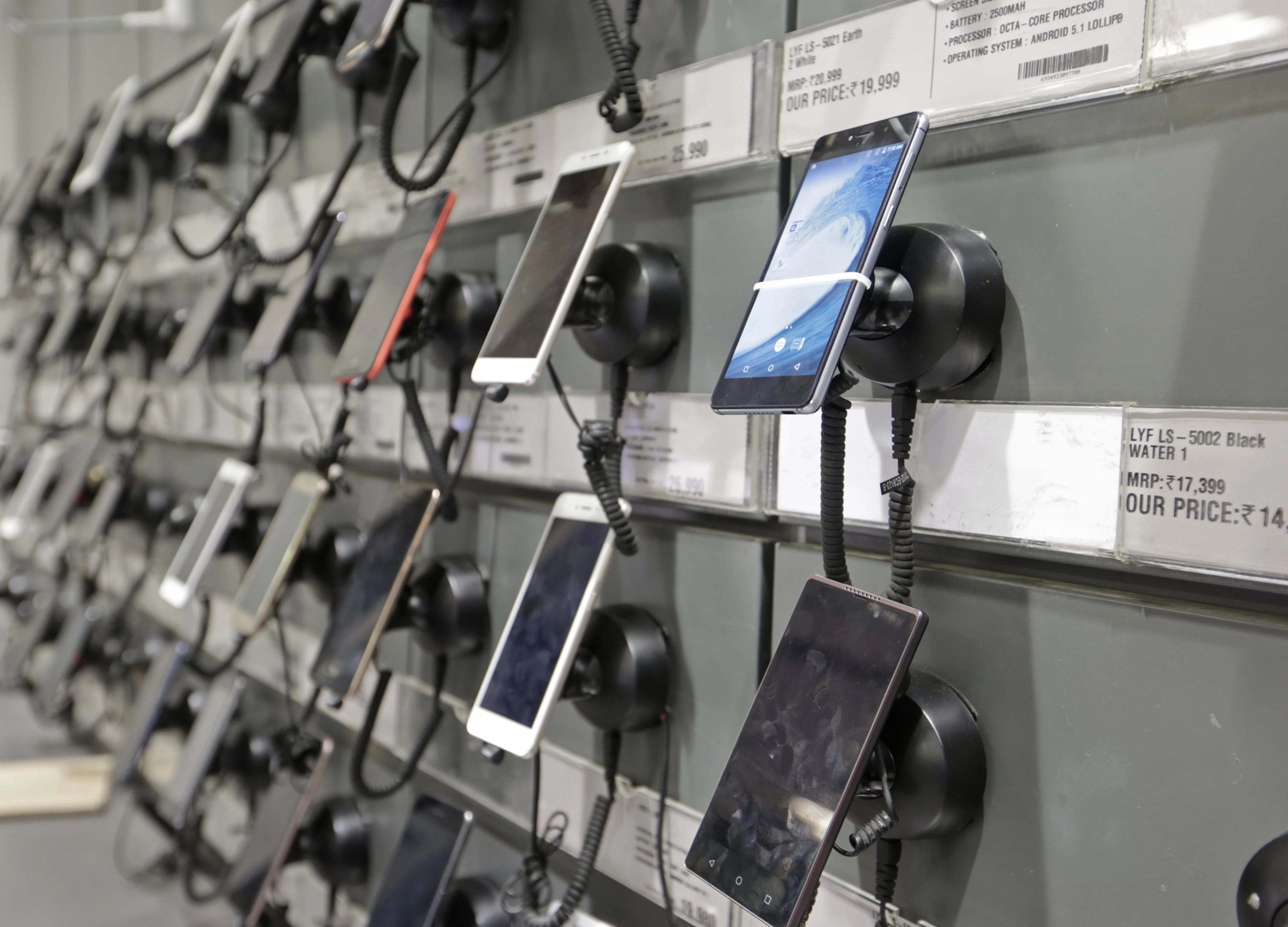 Mobile Phone Sales Set To Contract By 2.4% This Year, Says Gartner
