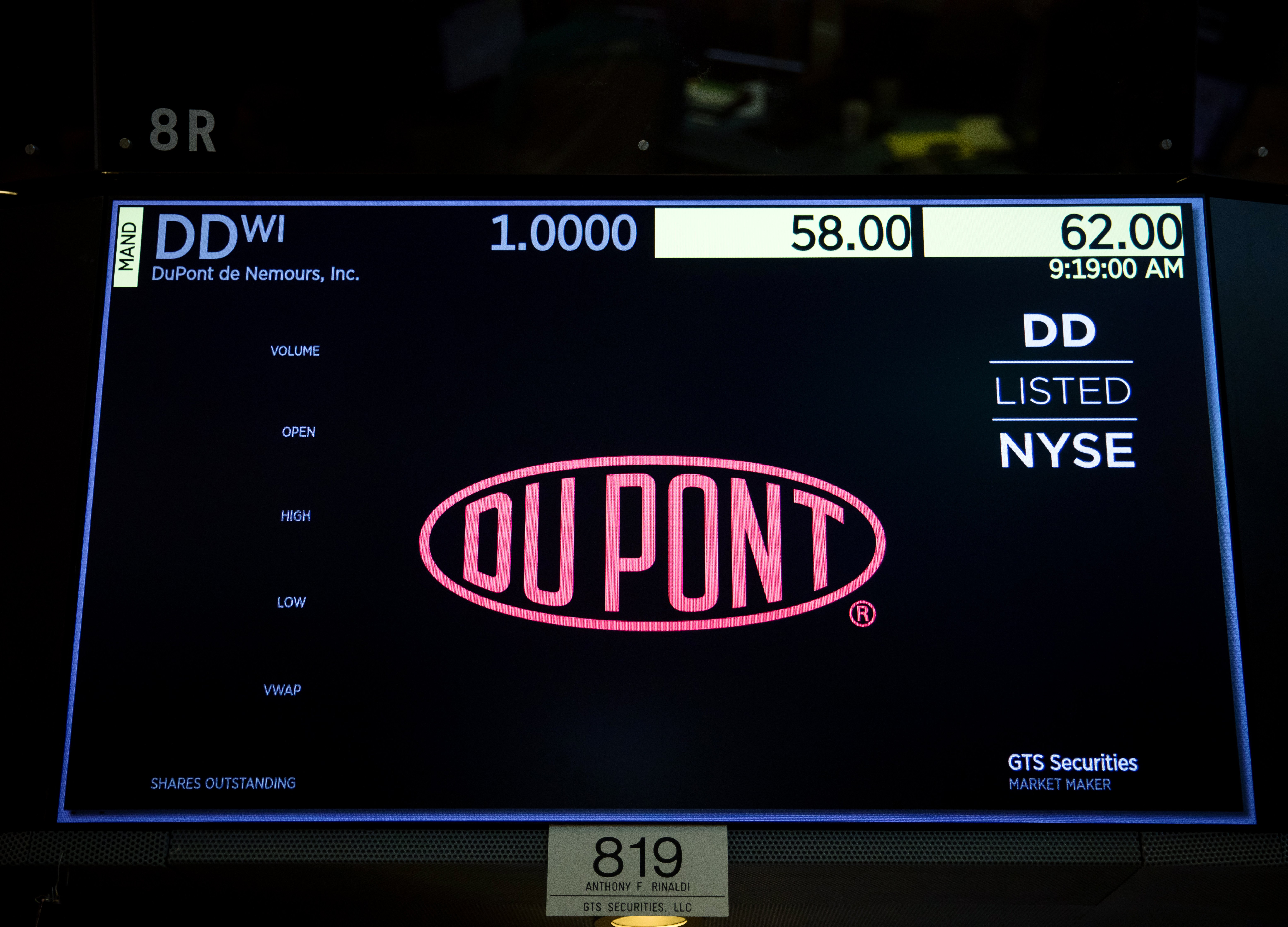 DuPont to Explore Divestiture of Its Transportation Unit