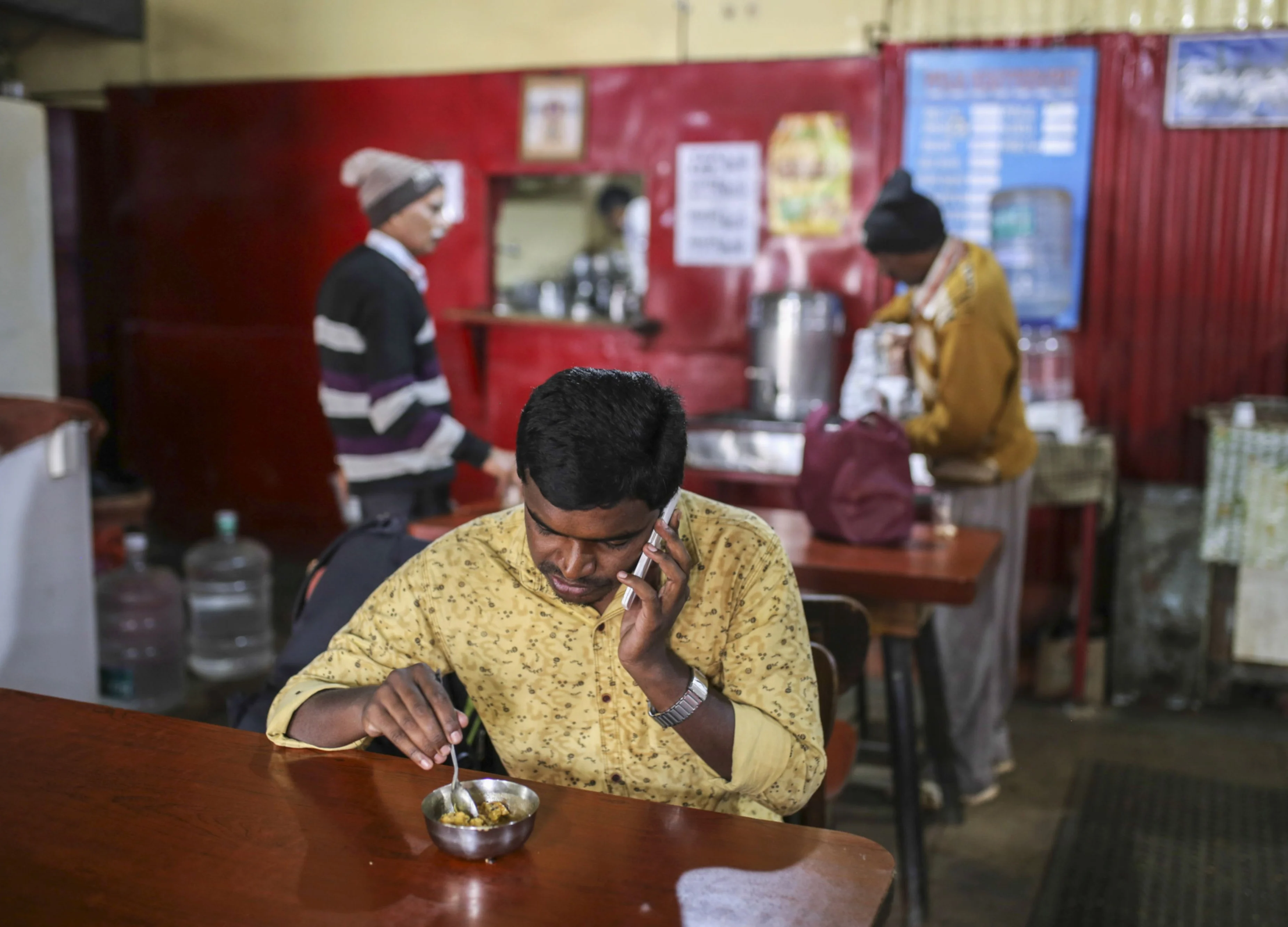 India’s Telcos Jump After They Raise Mobile Phone Tariffs