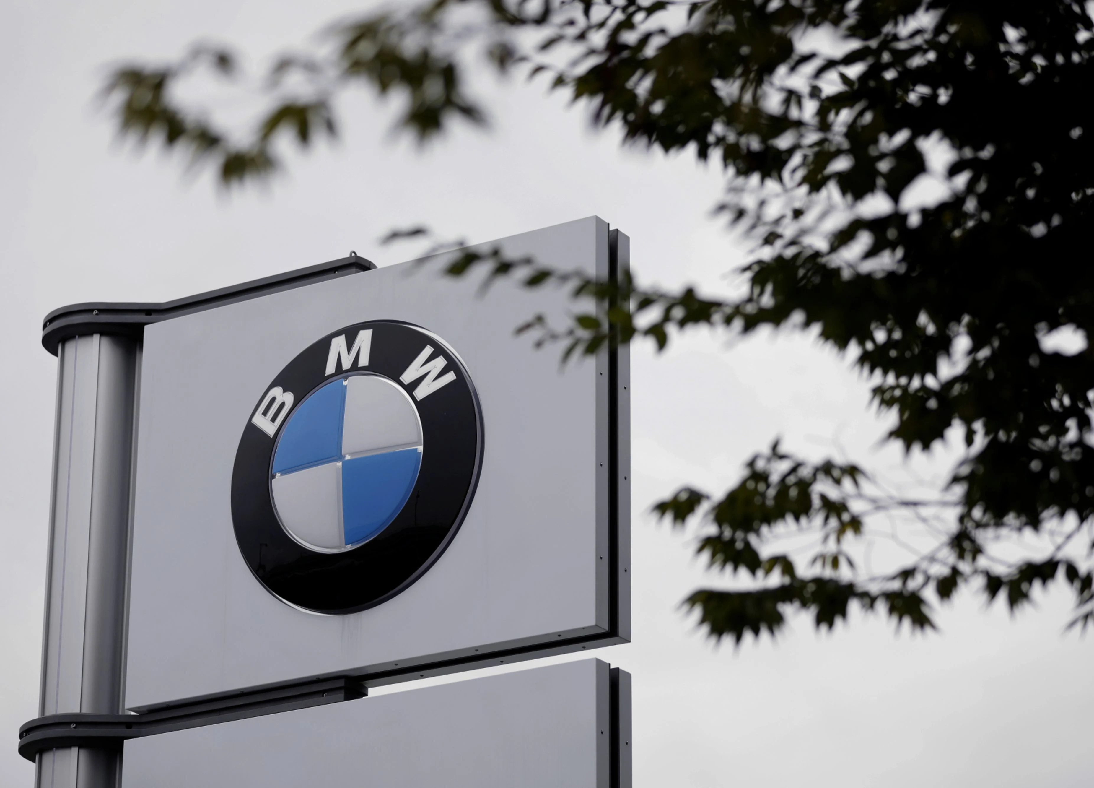 Mercedes Beats BMW in November, Tightening U.S. Luxury-Car Race