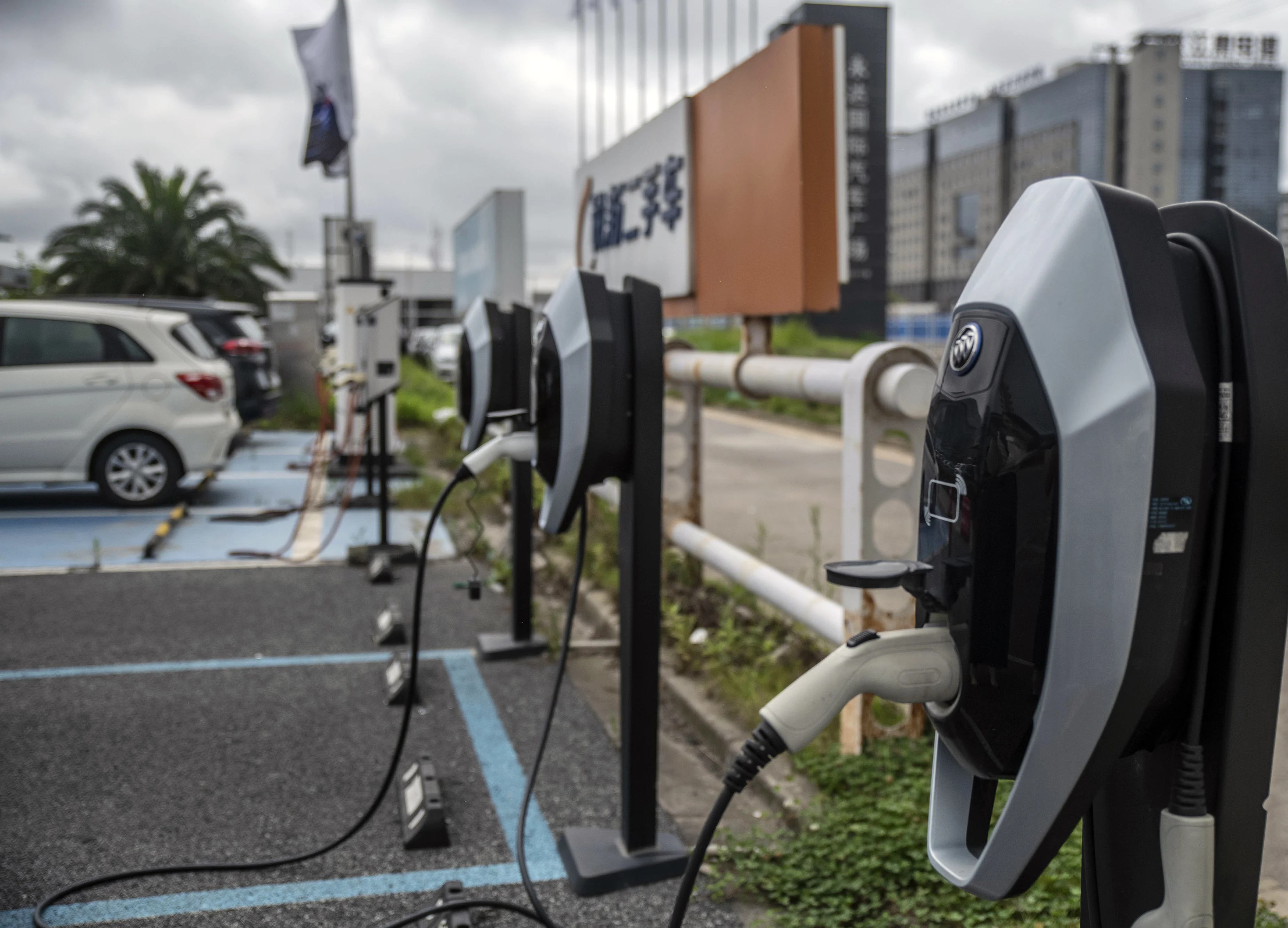 China Raises 2025 Electrified-Car Sales Target to About 25%