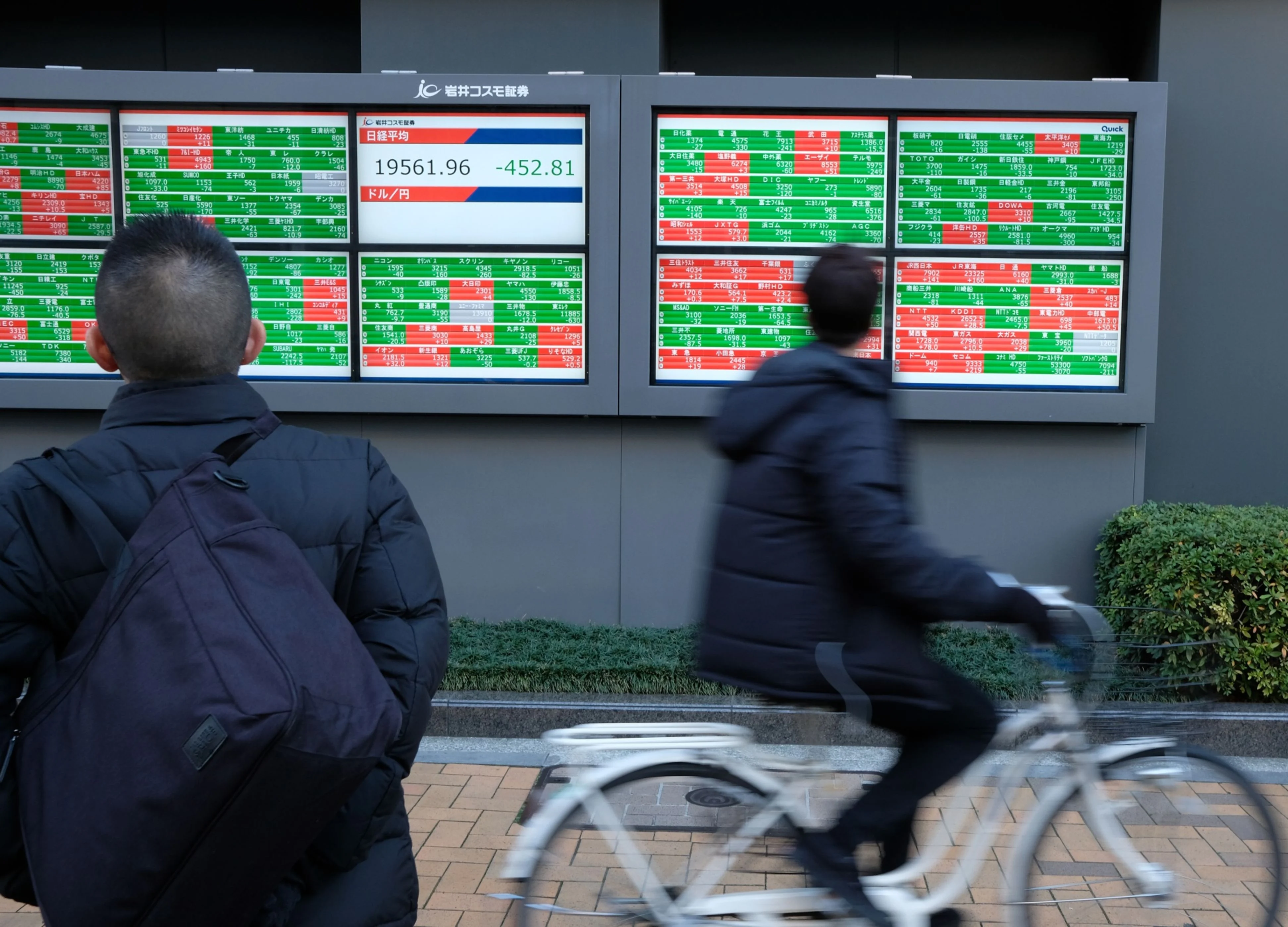 Dollar Trims Gain on French Tariff Deal; Oil Rises: Markets Wrap
