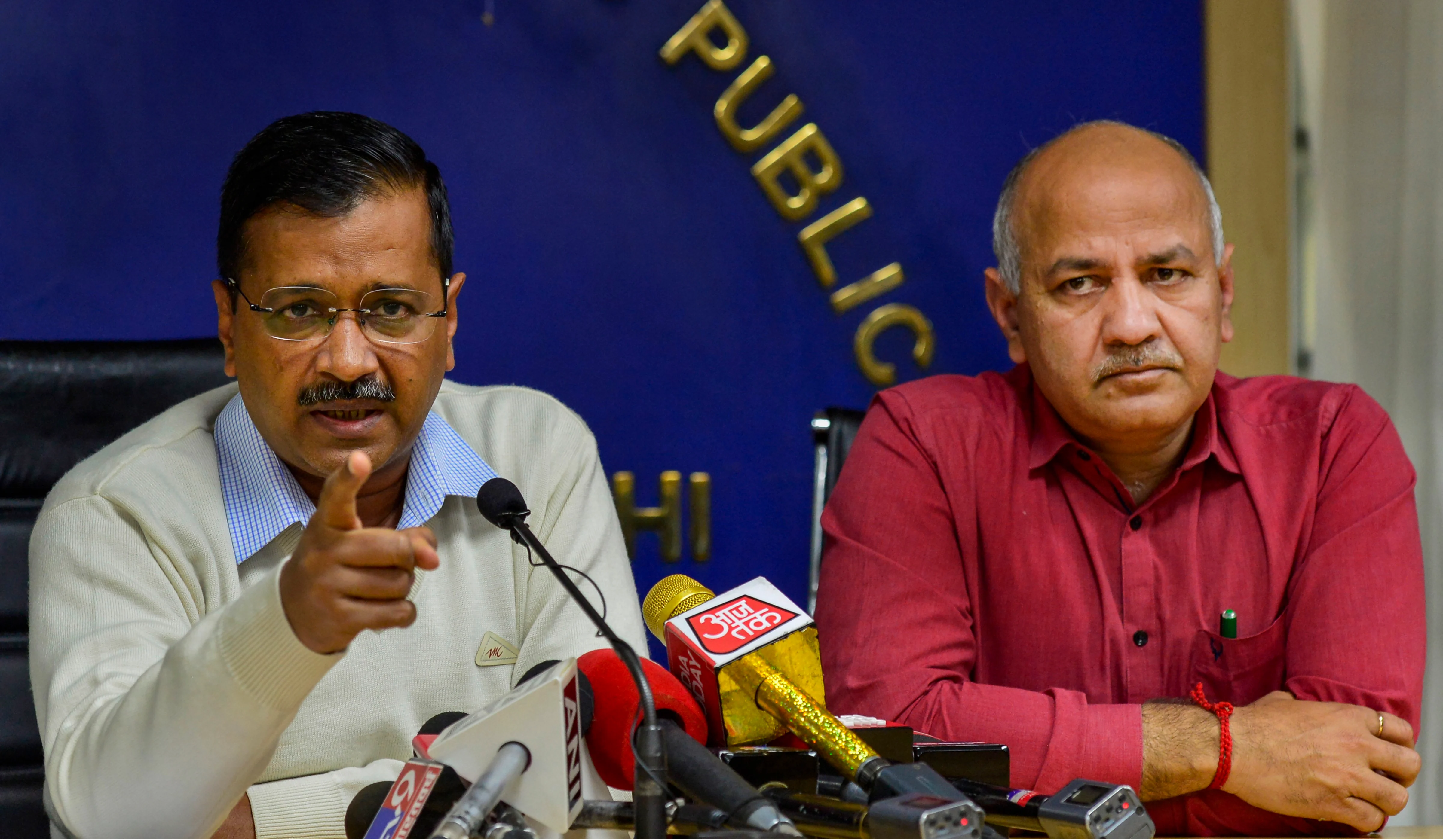 Delhi Chief Minister Arvind Kejriwal (L) gestures as he addresses a press conference, in New Delhi, Thursday, Feb 27, 2020. Delhi Deputy Chief Minister Manish Sisodia is also seen. (Source: PTI)