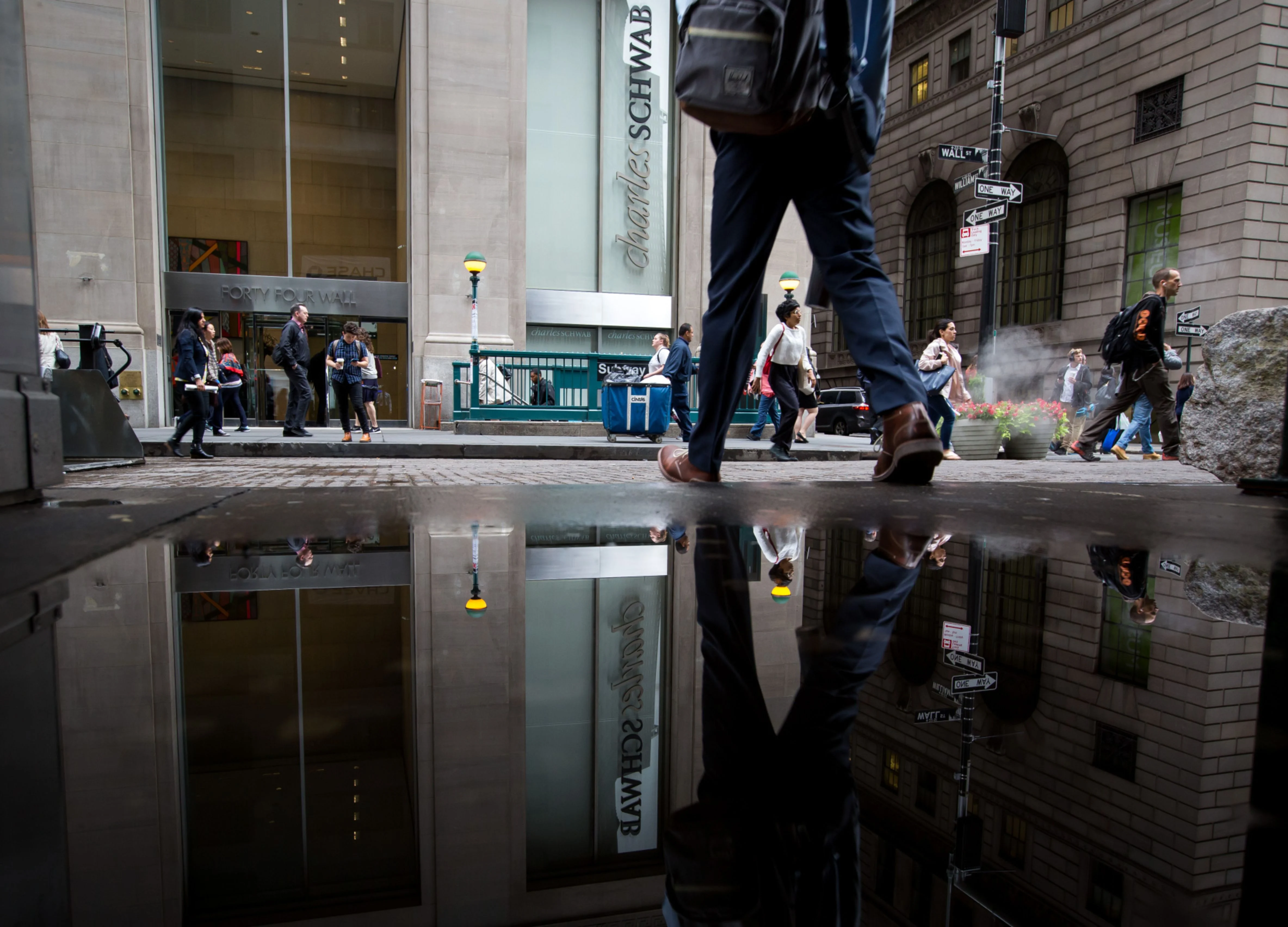 Why Charles Schwab Is Letting Customers Trade For Free