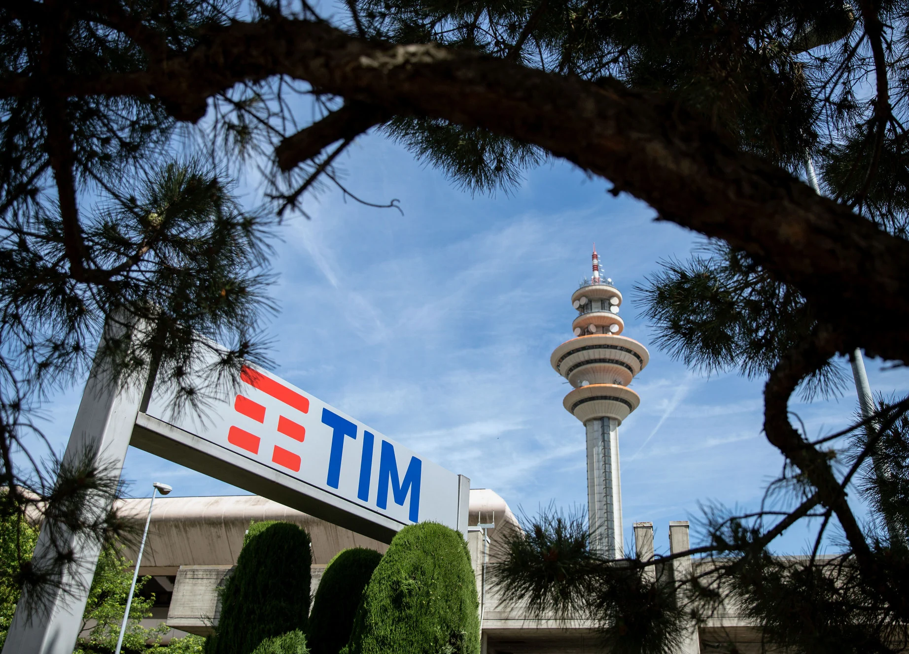 KKR Bids for Telecom Italia Grid Stake as Spinoff Rekindled