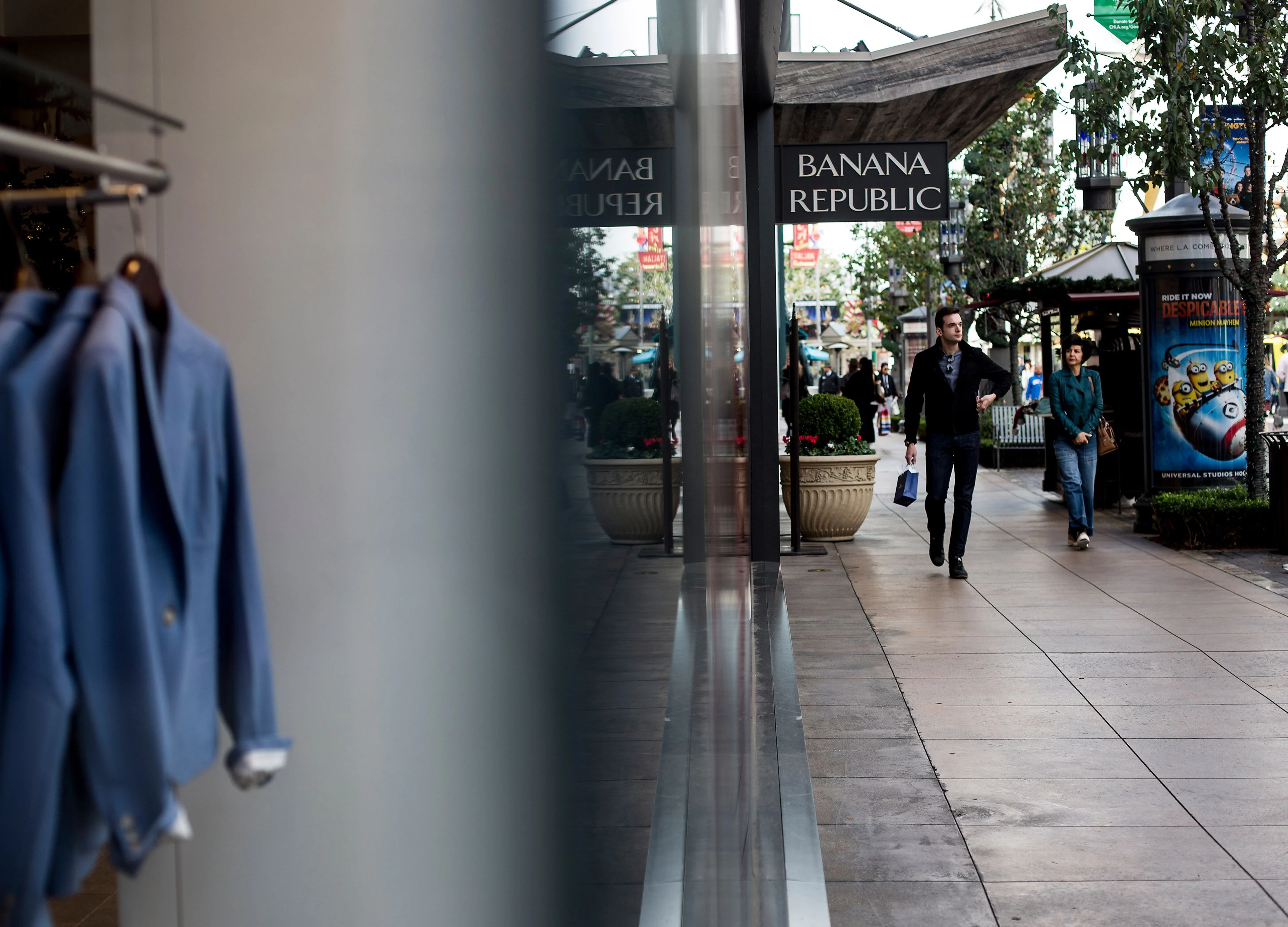 U.S. Consumer Confidence Rises to Six-Month High on Outlook