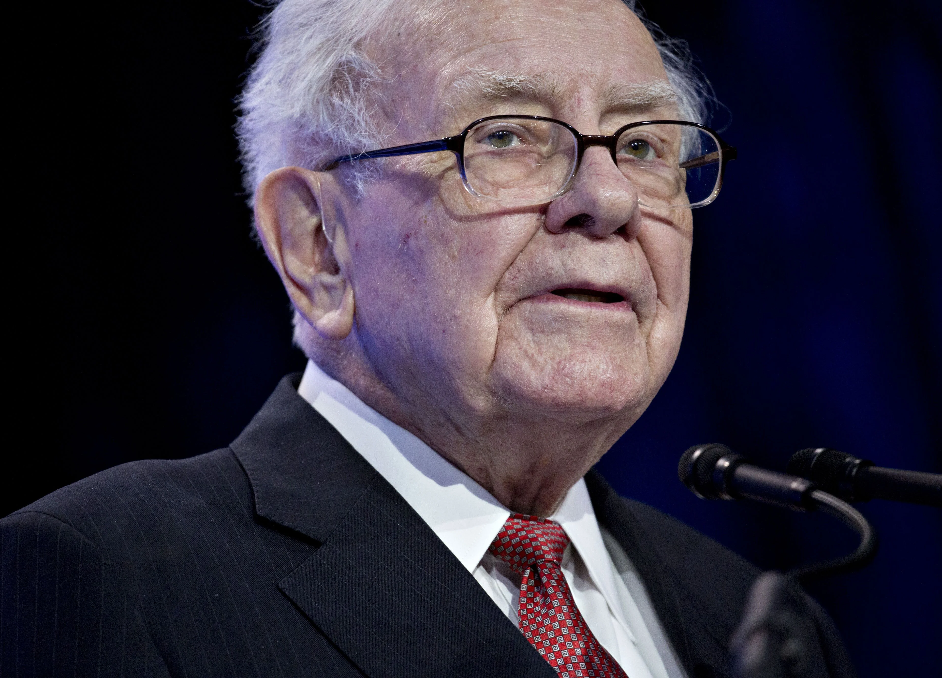 Buffett-Backed 30-Year-Old Goes to War With Brazilian Banks