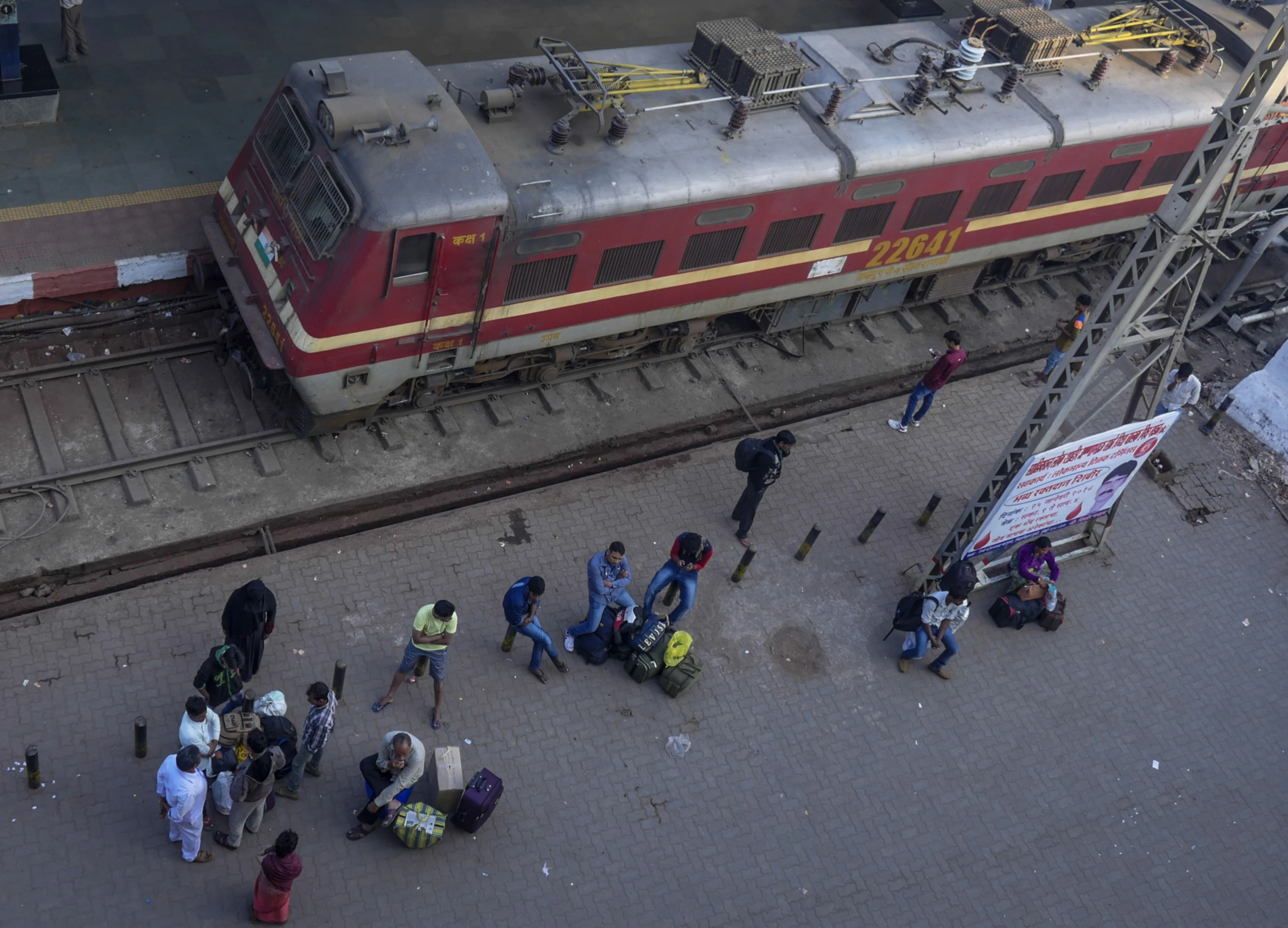 Free Platform Ticket For 30 Squats At Delhi’s Anand Vihar Railway Station