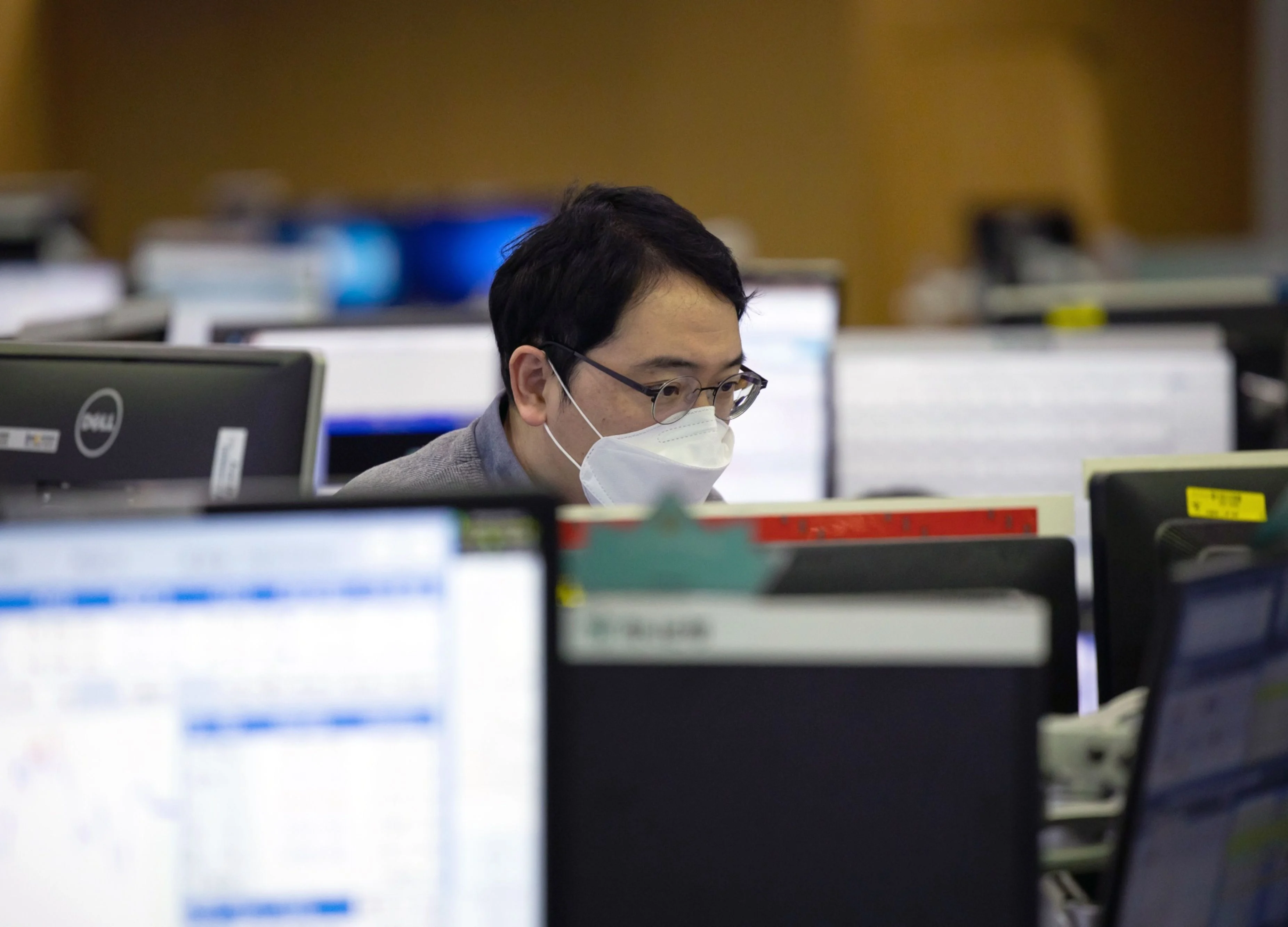 Wall Street Worries About Risk Running Amok With Traders at Home
