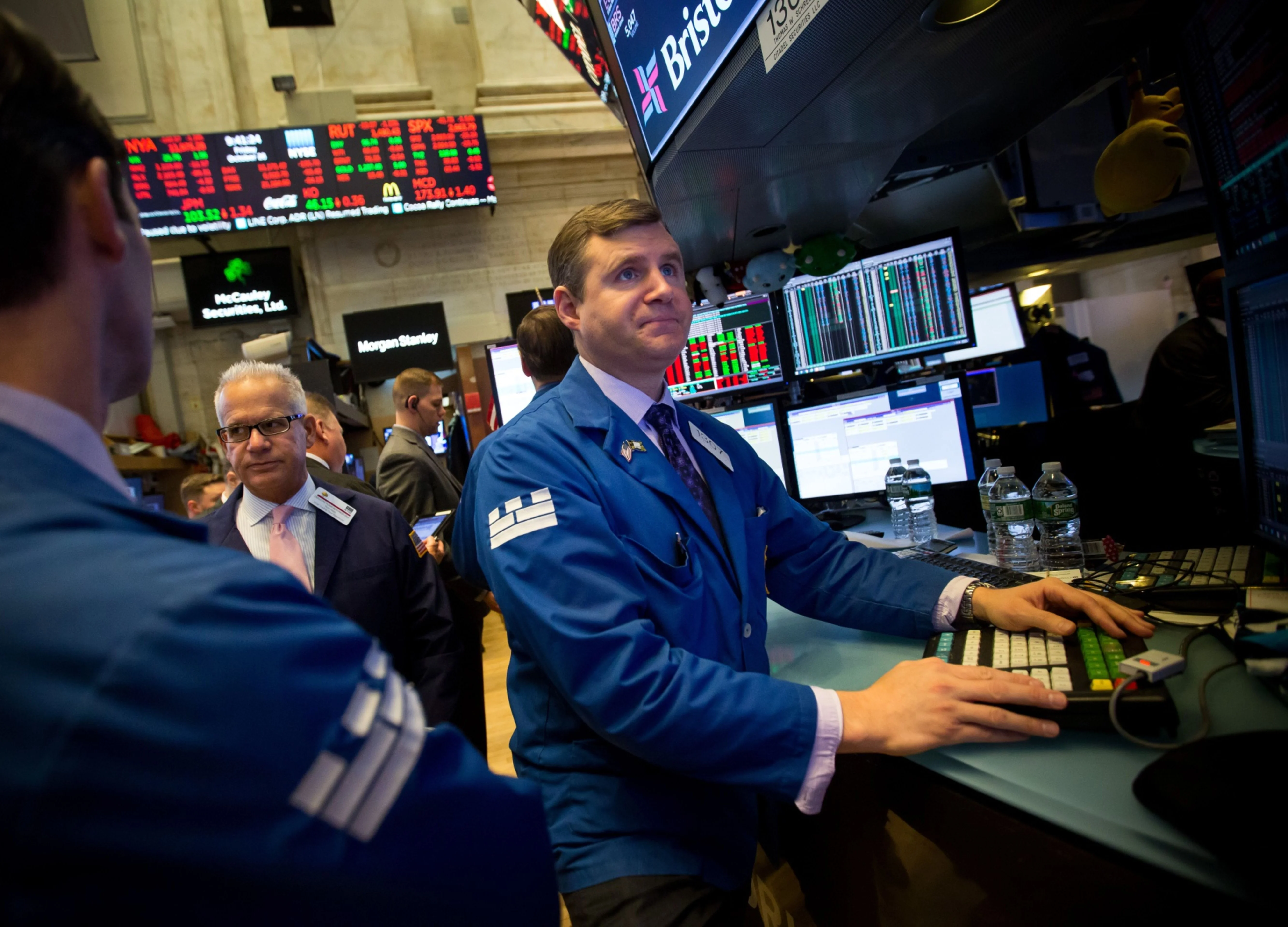 U.S. Yields Hurtle Toward Zero With Thin Market Stunning Traders