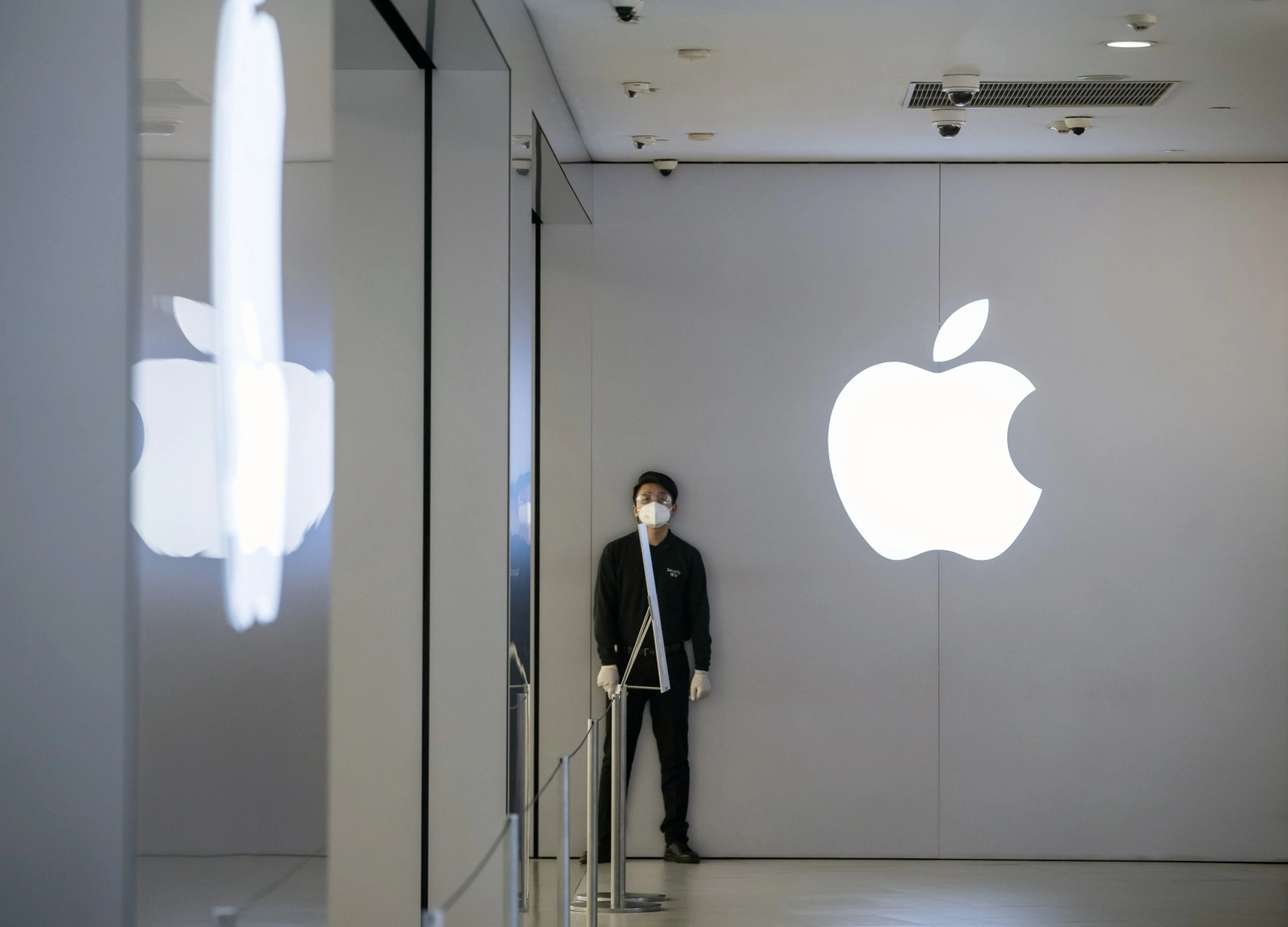 Apple Reopens All 42 China Stores After Virus Closures