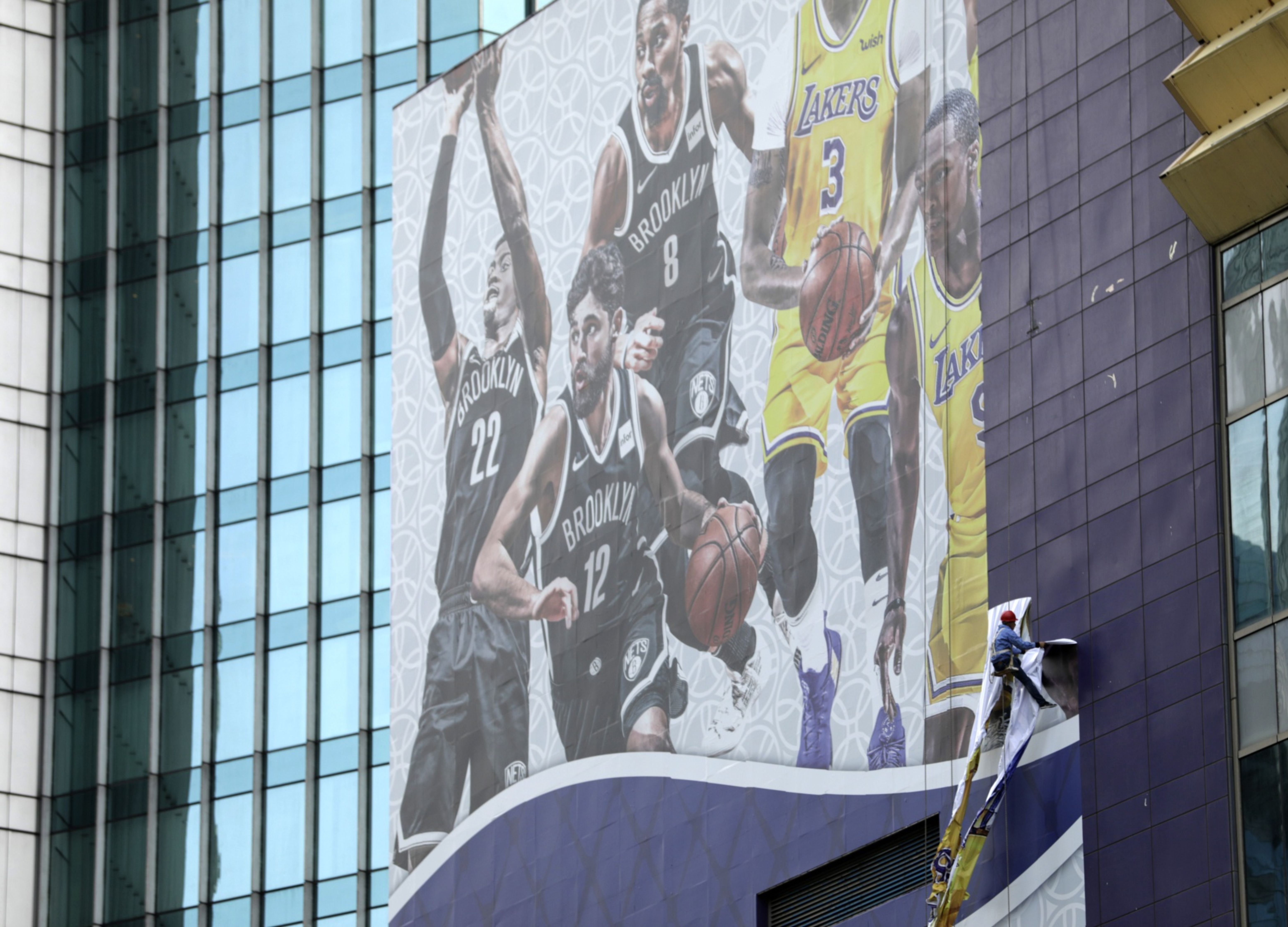 NBA, NHL Spar With Officials Over Whether to Bar Spectators