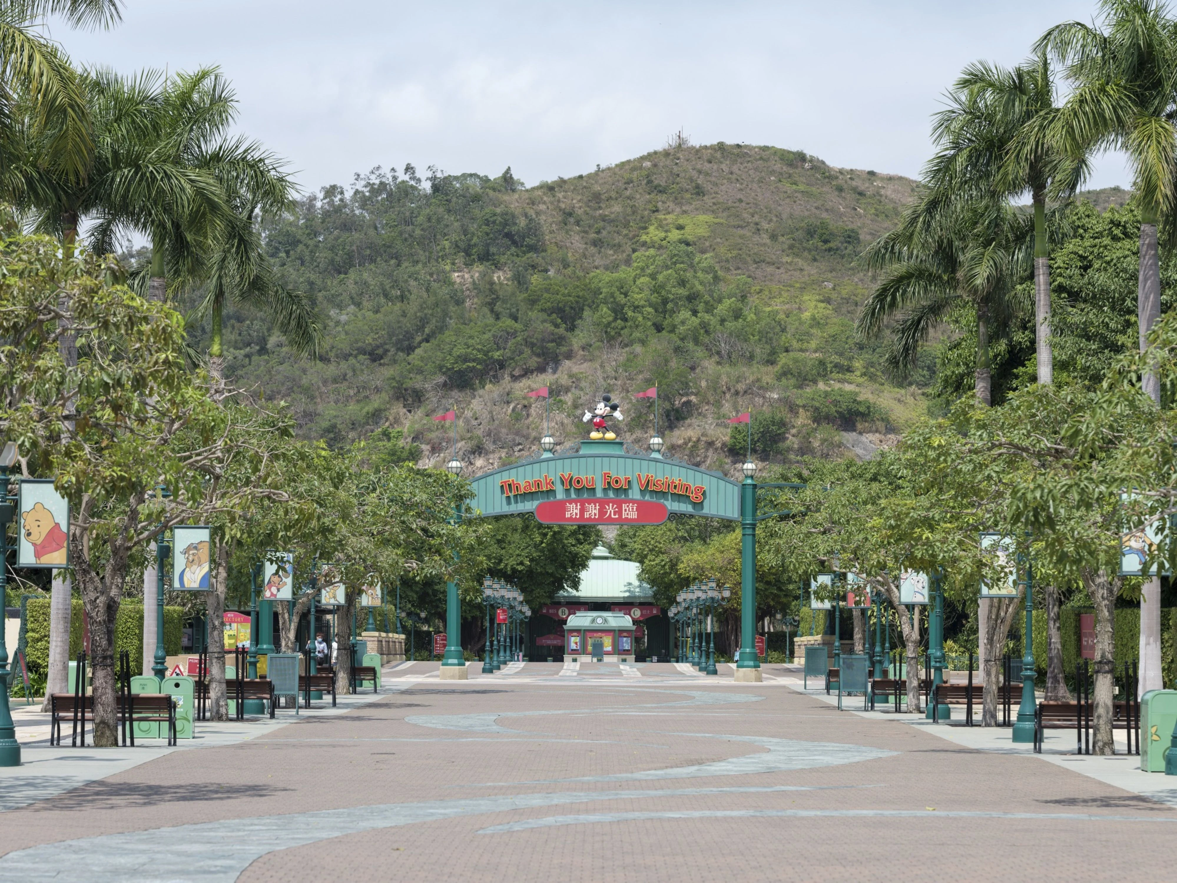 Disney Fans Descend on Theme Parks Before Virus Shuts Them Down