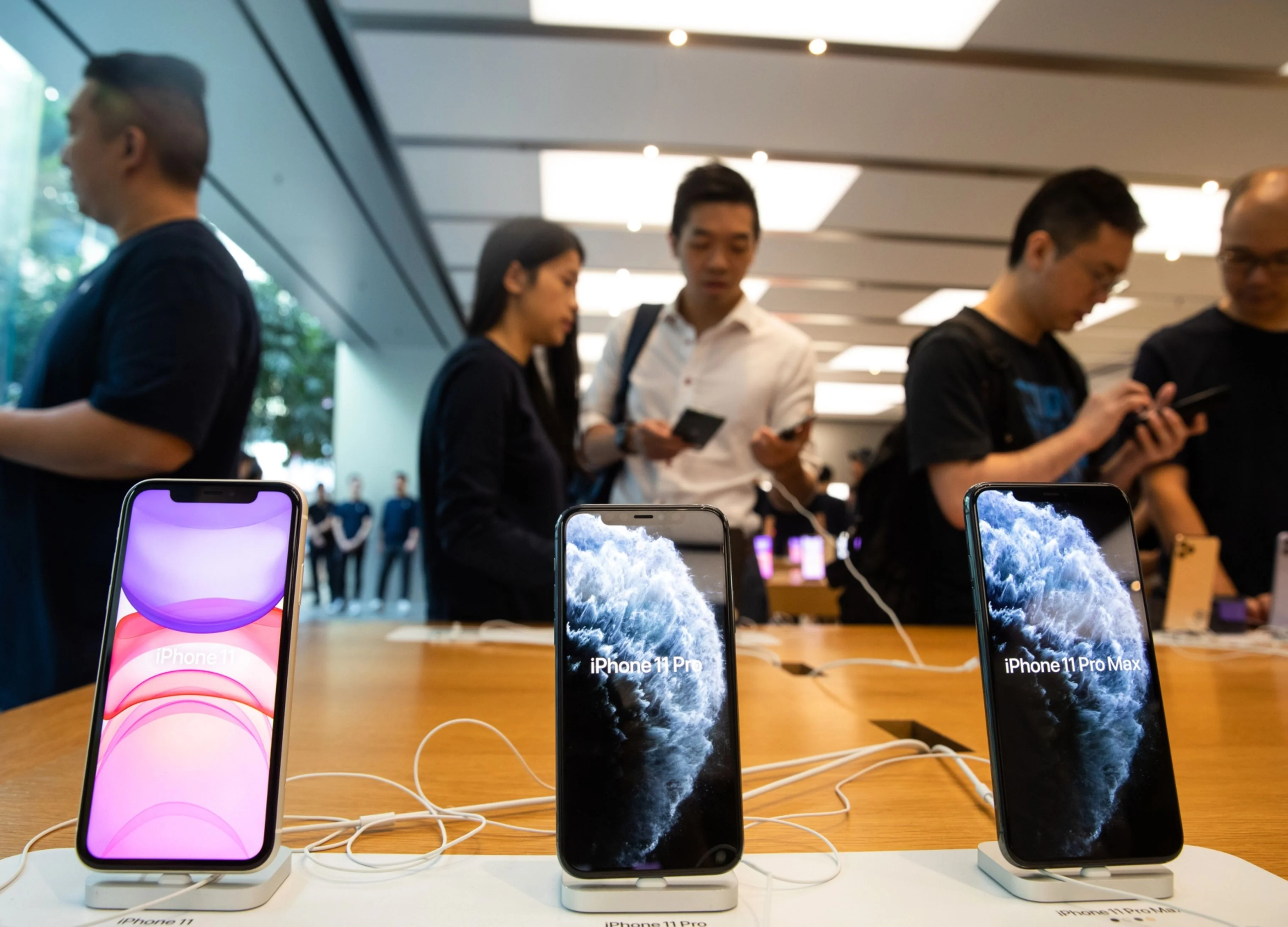 Apple Warns Stores About a Shortage of Replacement iPhones