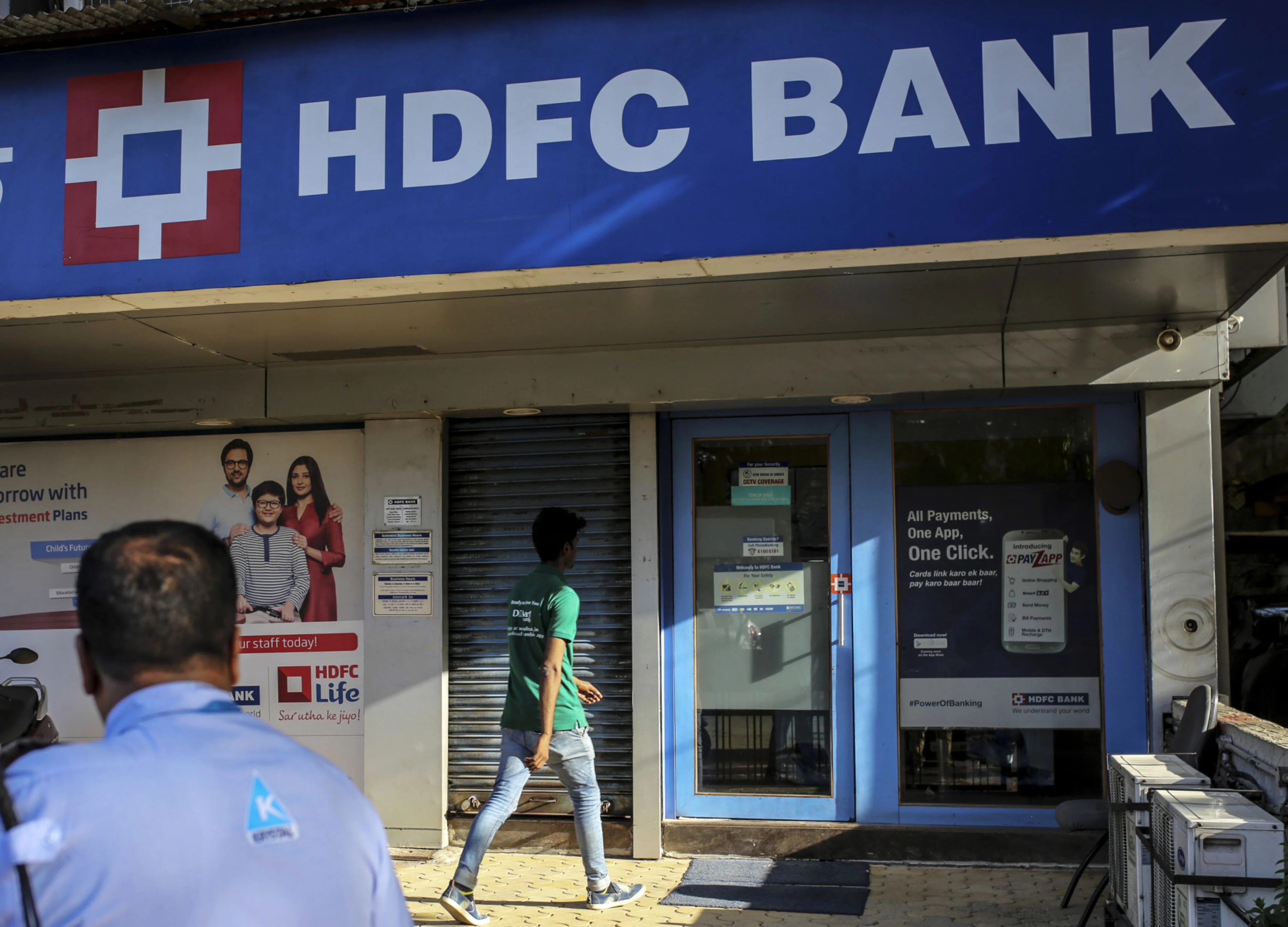 Most-Valuable India Bank Falls as Bernstein Slashes Price Goal