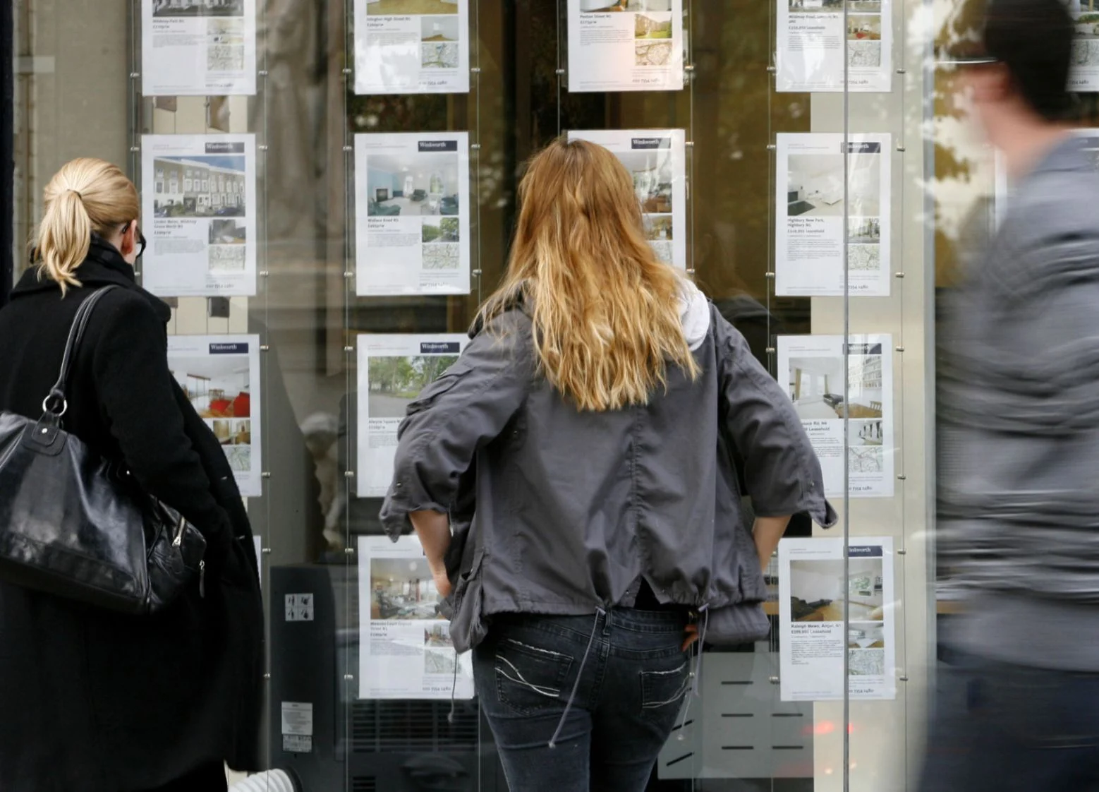 U.K. Urges Home Buyers to Suspend Deals During Virus Lockdown