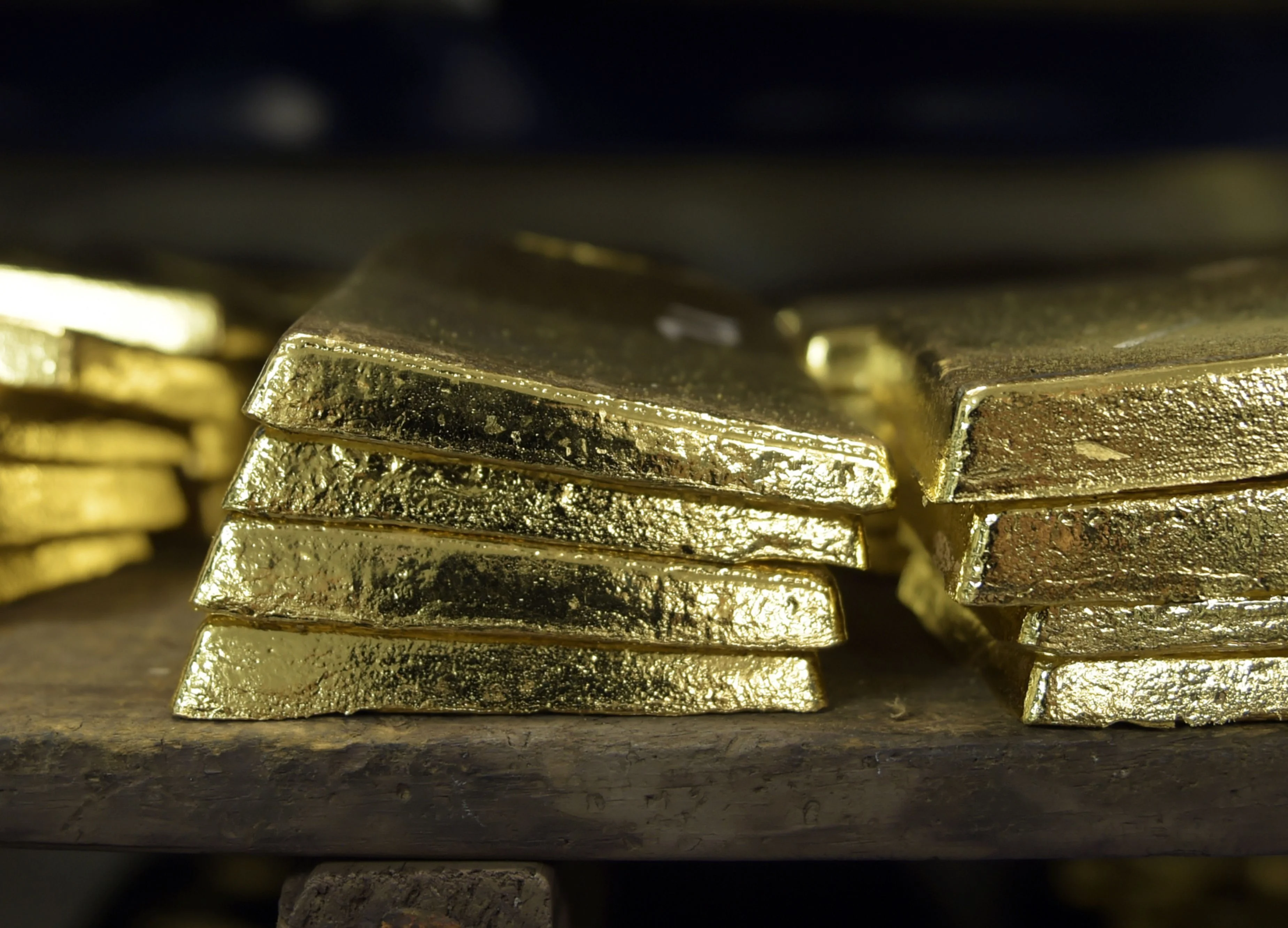 Historic Gold Squeeze Shows Signs of Easing as Investors Exit