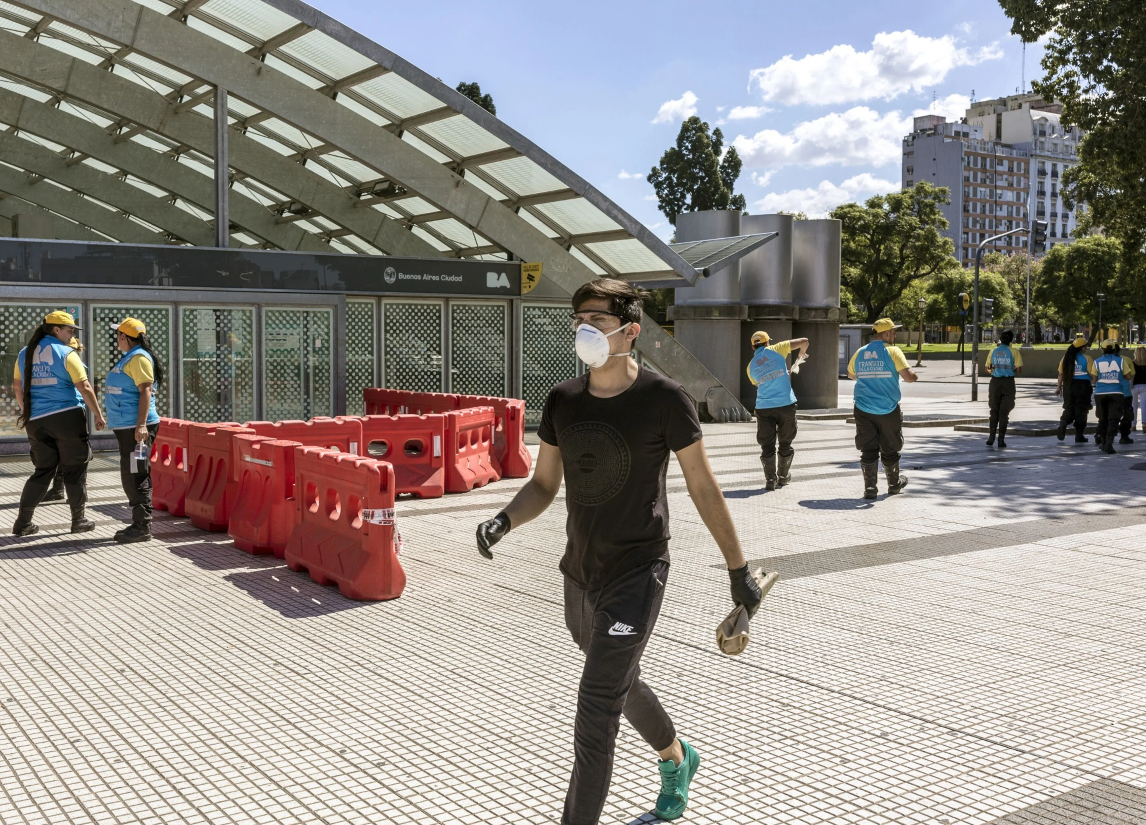 Argentina Sacrifices Economy to Ward Off Virus, Winning Praise