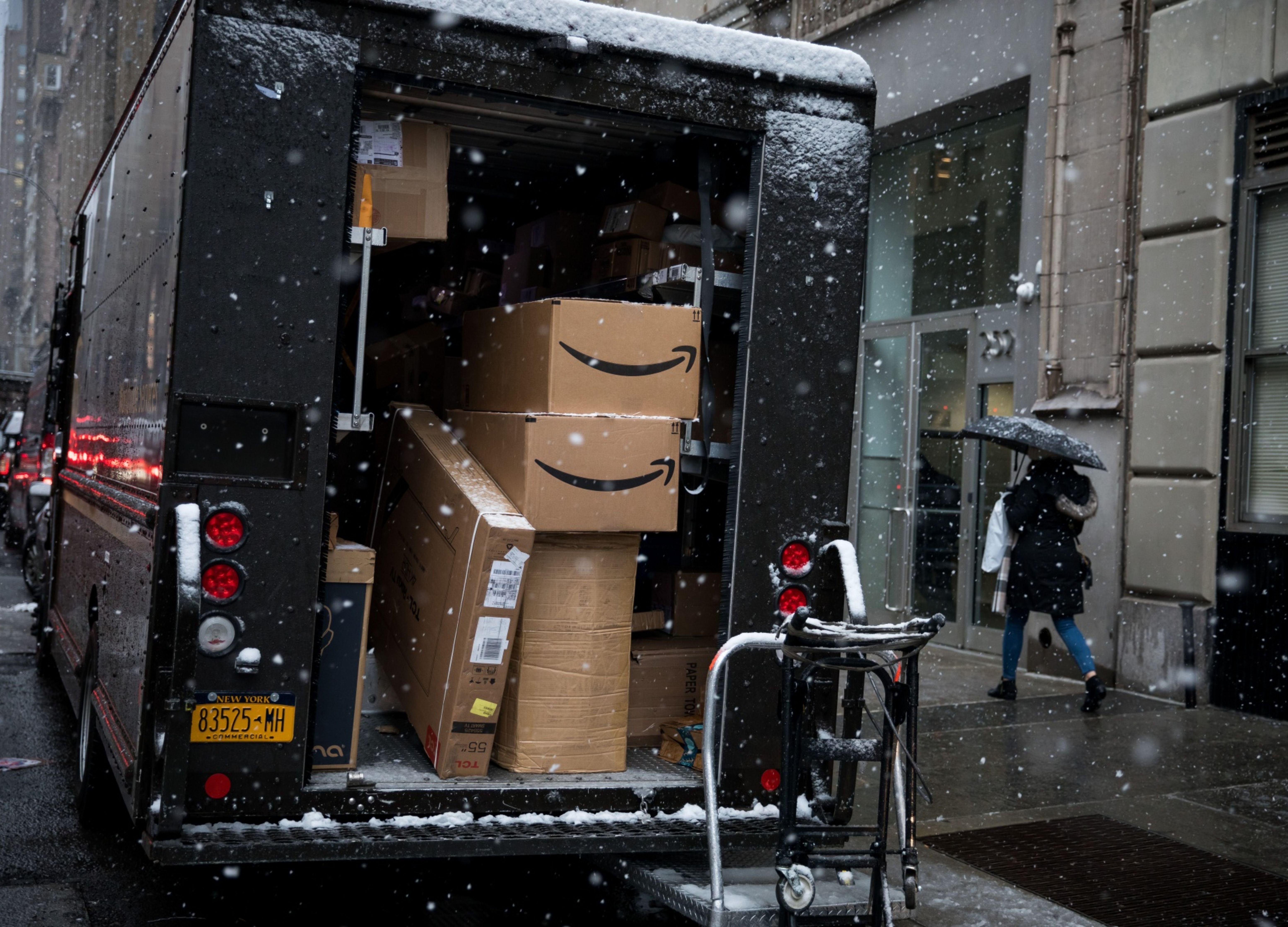 Amazon Warns of Delays After Stampede of Virus-Spooked Shoppers