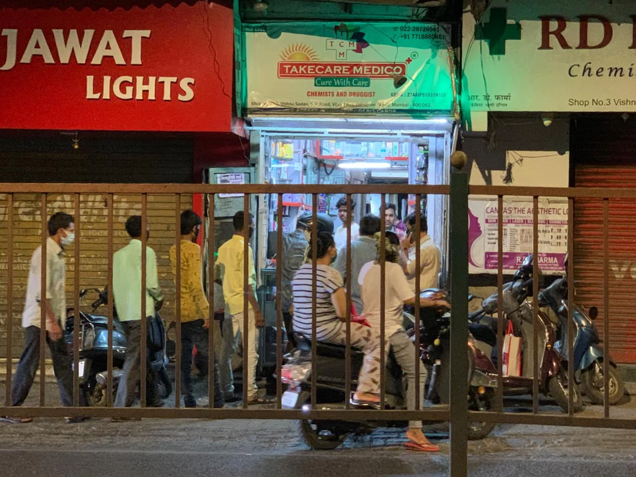 People queue outside a shop in Mumbai. (Source: BloombergQuint)