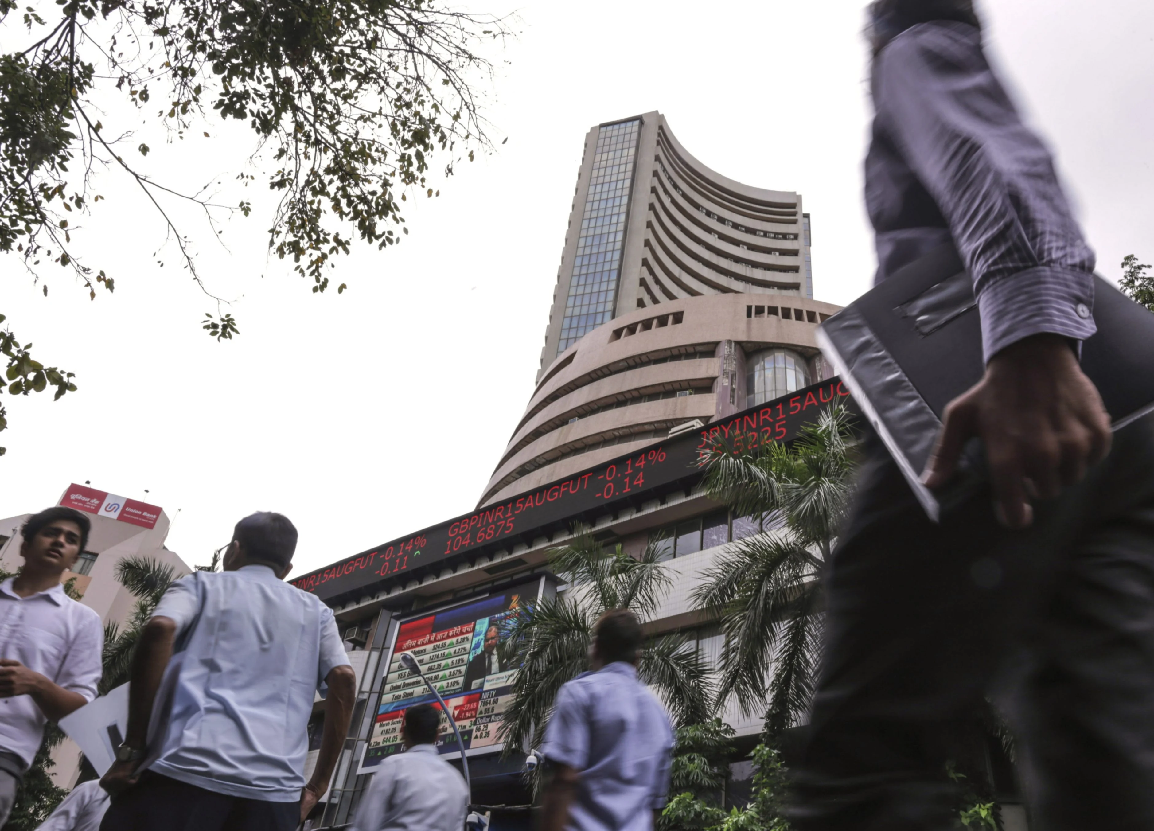 Indian Stocks Advance as Investors Weigh Cheaper Oil Amid Risks