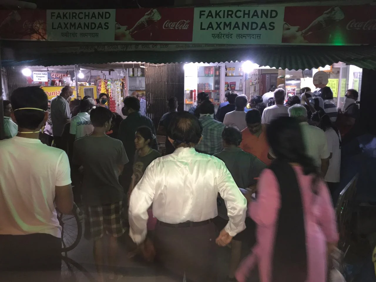 Crowd outside a grocery store in Delhi. (Source: BloombergQuint)