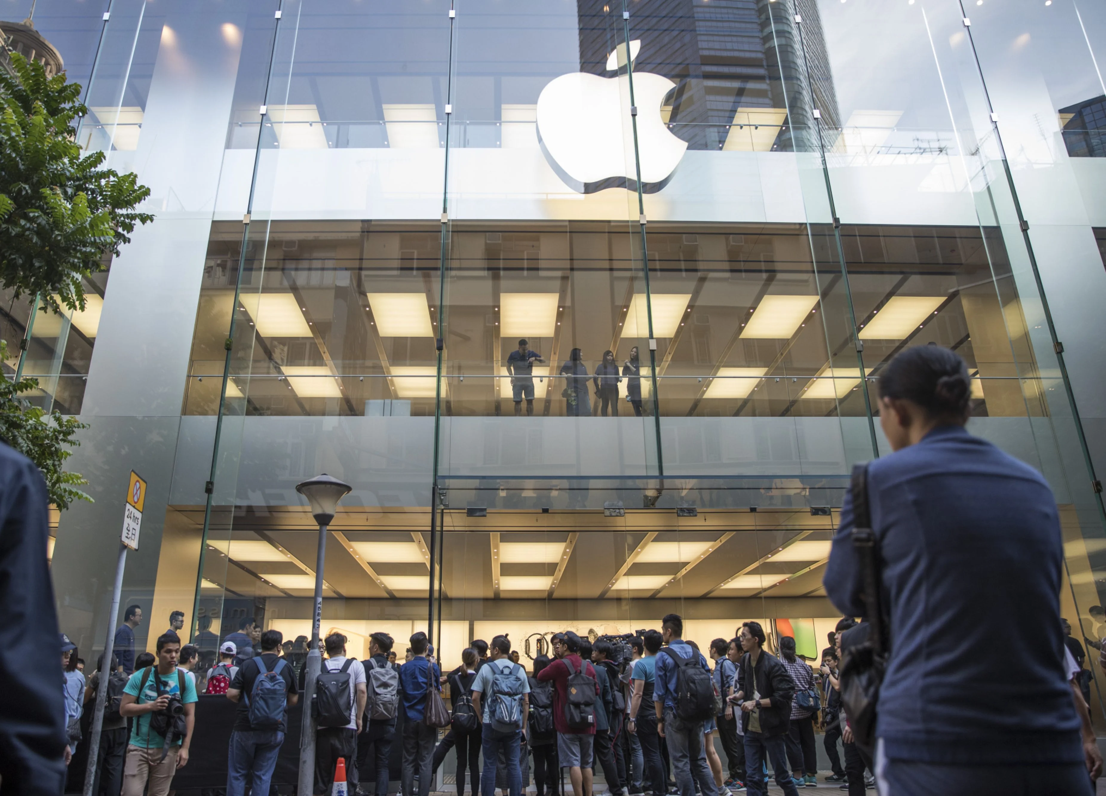 Apple May Start Reopening Stores in First Half of April