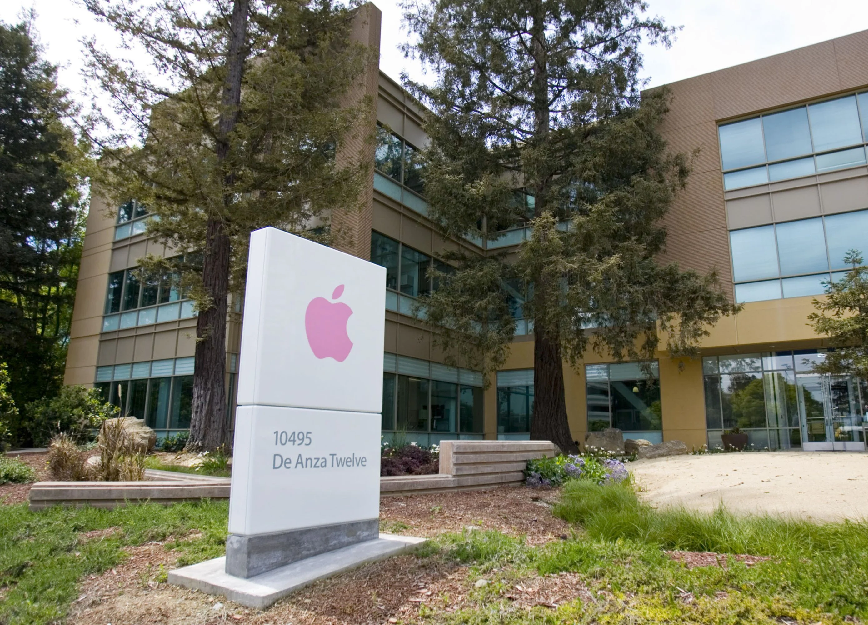 Apple Encourages Silicon Valley Staff to Work From Home on Virus