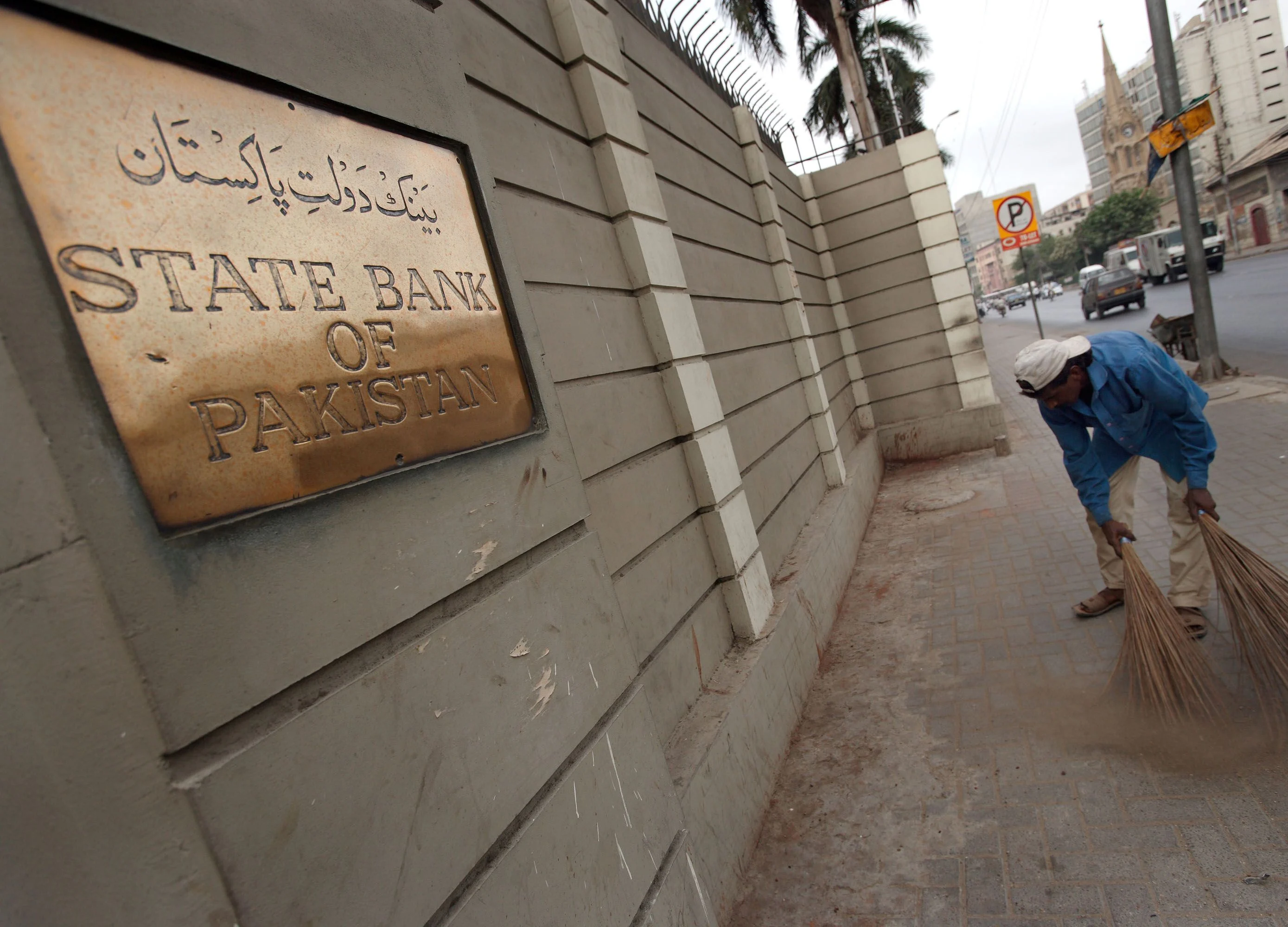 Pakistan Tycoon Calls for Interest Rate Cut to Spur Consumption