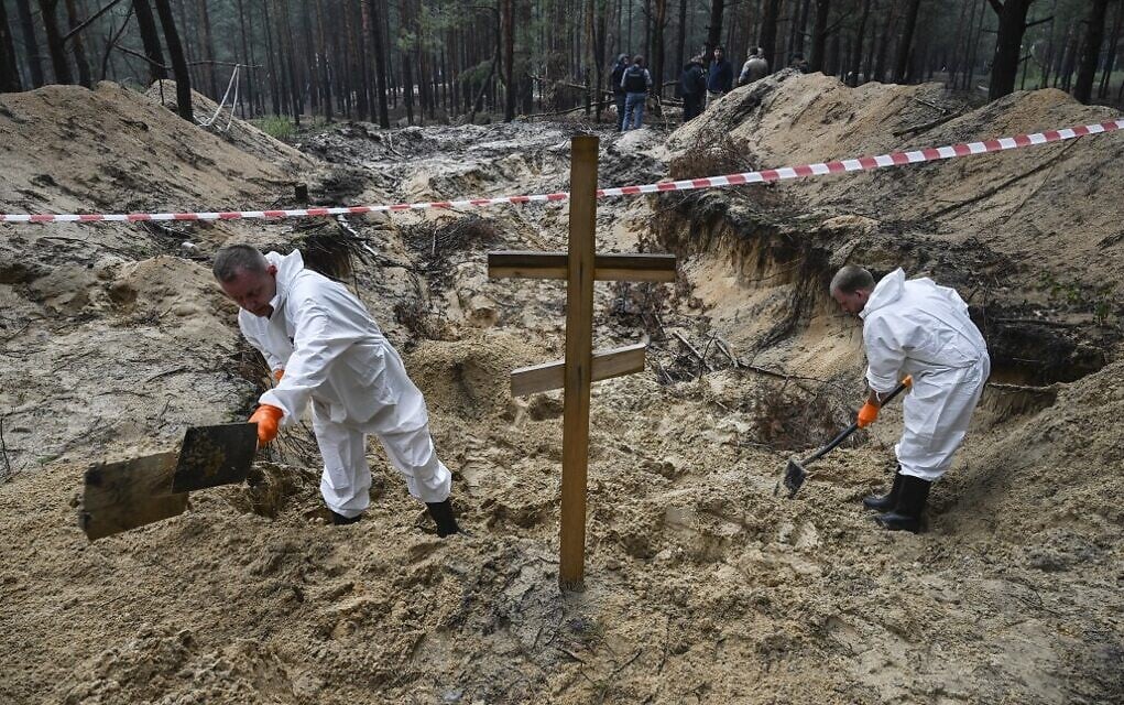 Ukraine counts 450 graves near Izyum