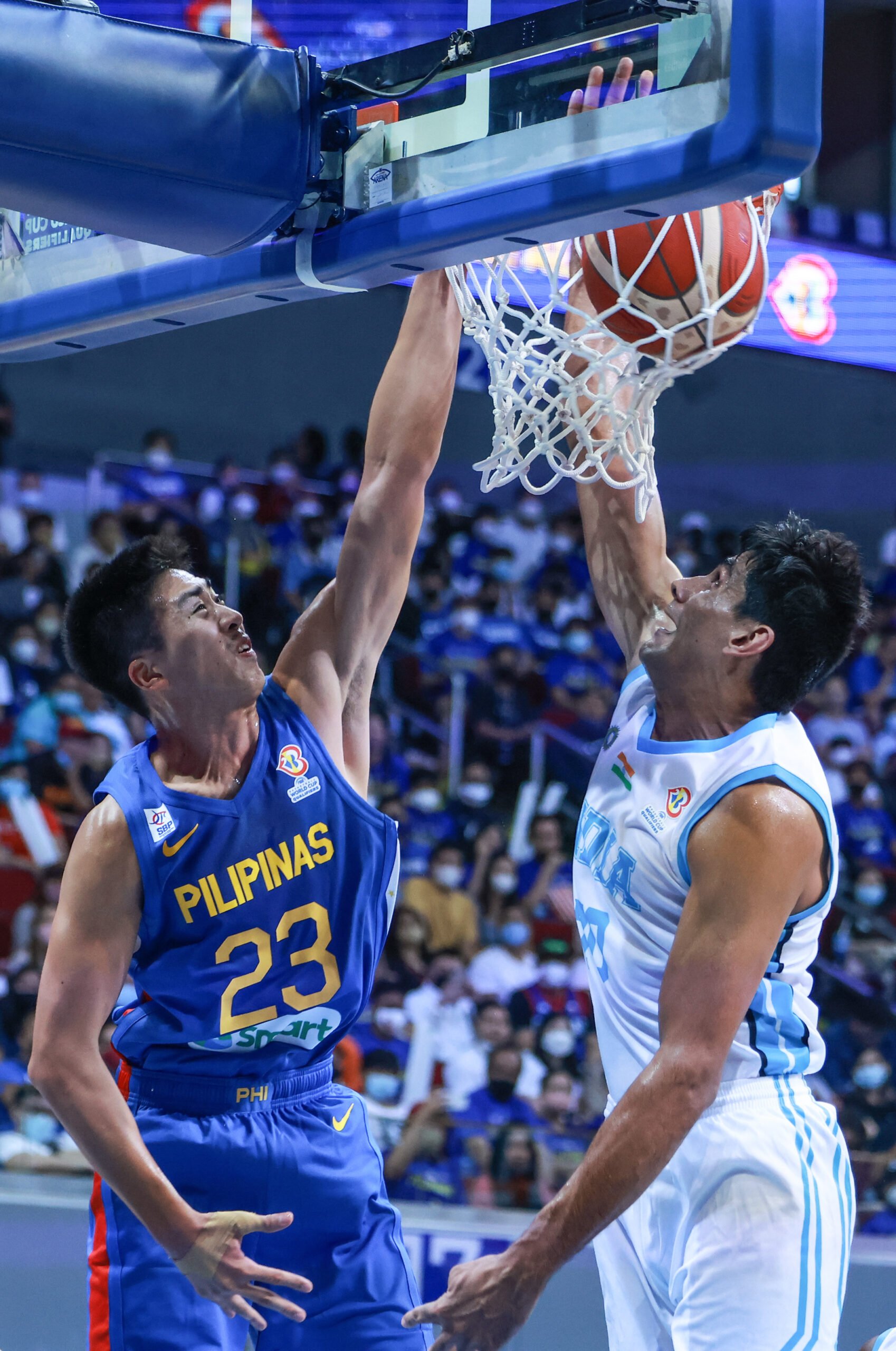 Gilas' William Navarro slams against India's Vivek Goti during the third window of FIBA World Cup qualifiers at the Mall of Asia Arena in Pasay, July 3, 2022. Photo by Rio Deluvio