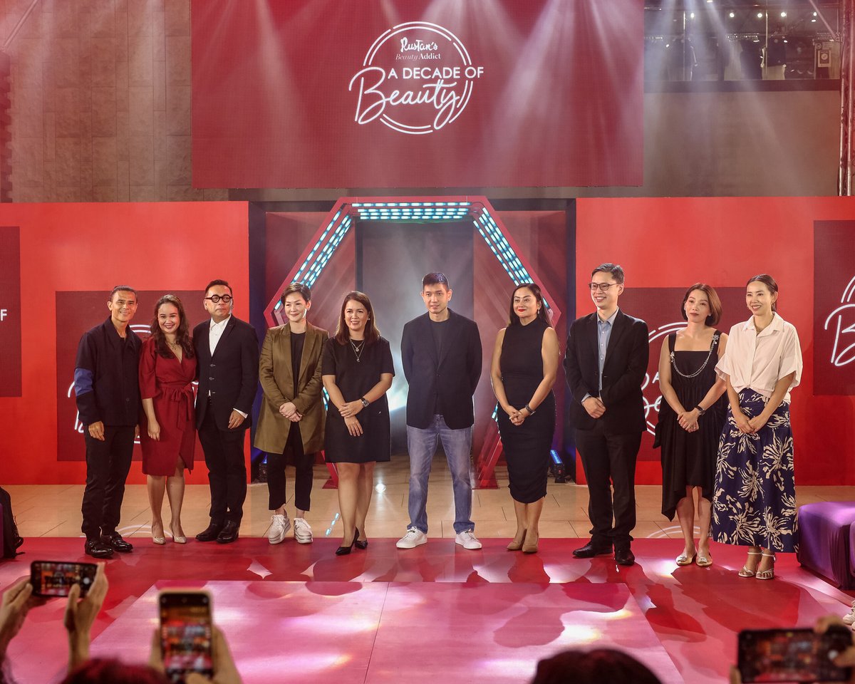 (from left): Tantoco III; Luxasia deputy country manager Barbs Miravalles; Shiseido Philippines managing director Michael Goh; Colayco; HSBC Philippines senior vice president assets head Margot Santos; Huang; Philippine Airlines Loyalty Partnerships and Alliances program manager Kitinka Icalina; Philippine Airlines Mabuhay Miles head of Strategy and Business Development Jonathan Chua; Beautybox Corp. president Cheryl Chua; Estee Lauder Company Brand general manager Gay Lao-Chen.