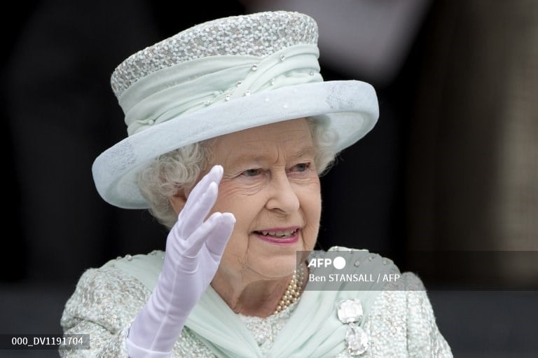 World briefly unites to mourn ‘Elizabeth the Steadfast’