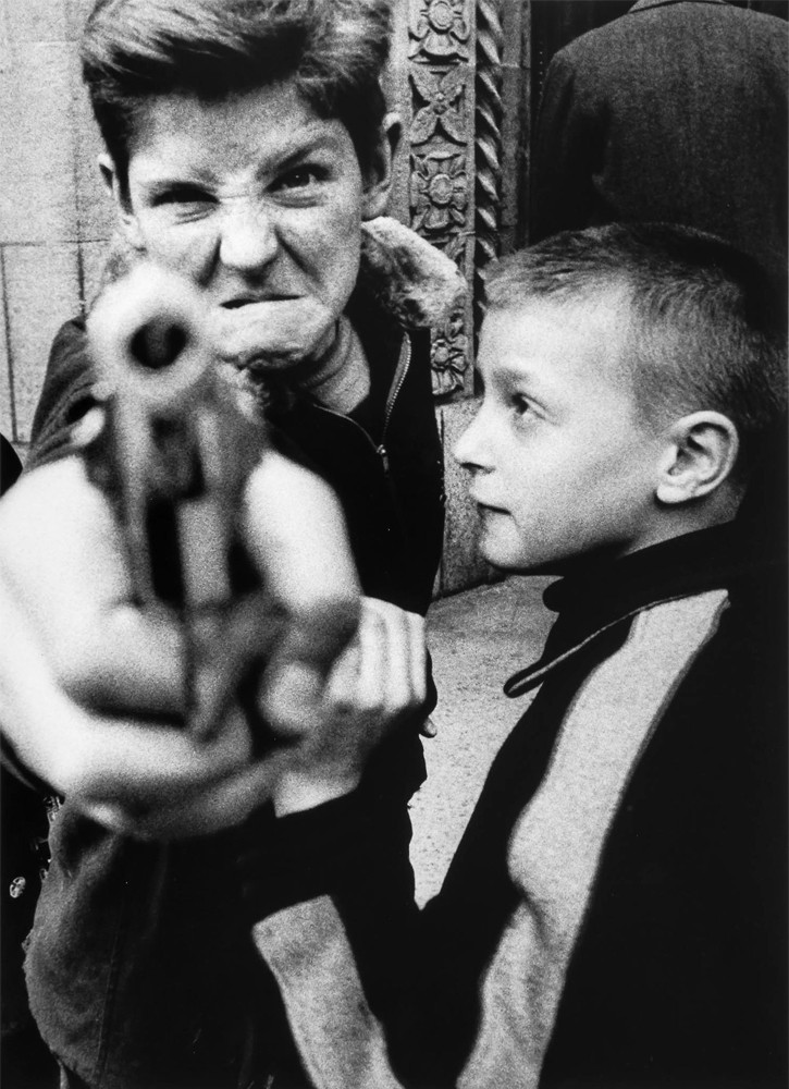 Gun 1, New York (1955). | Photo by William Klein