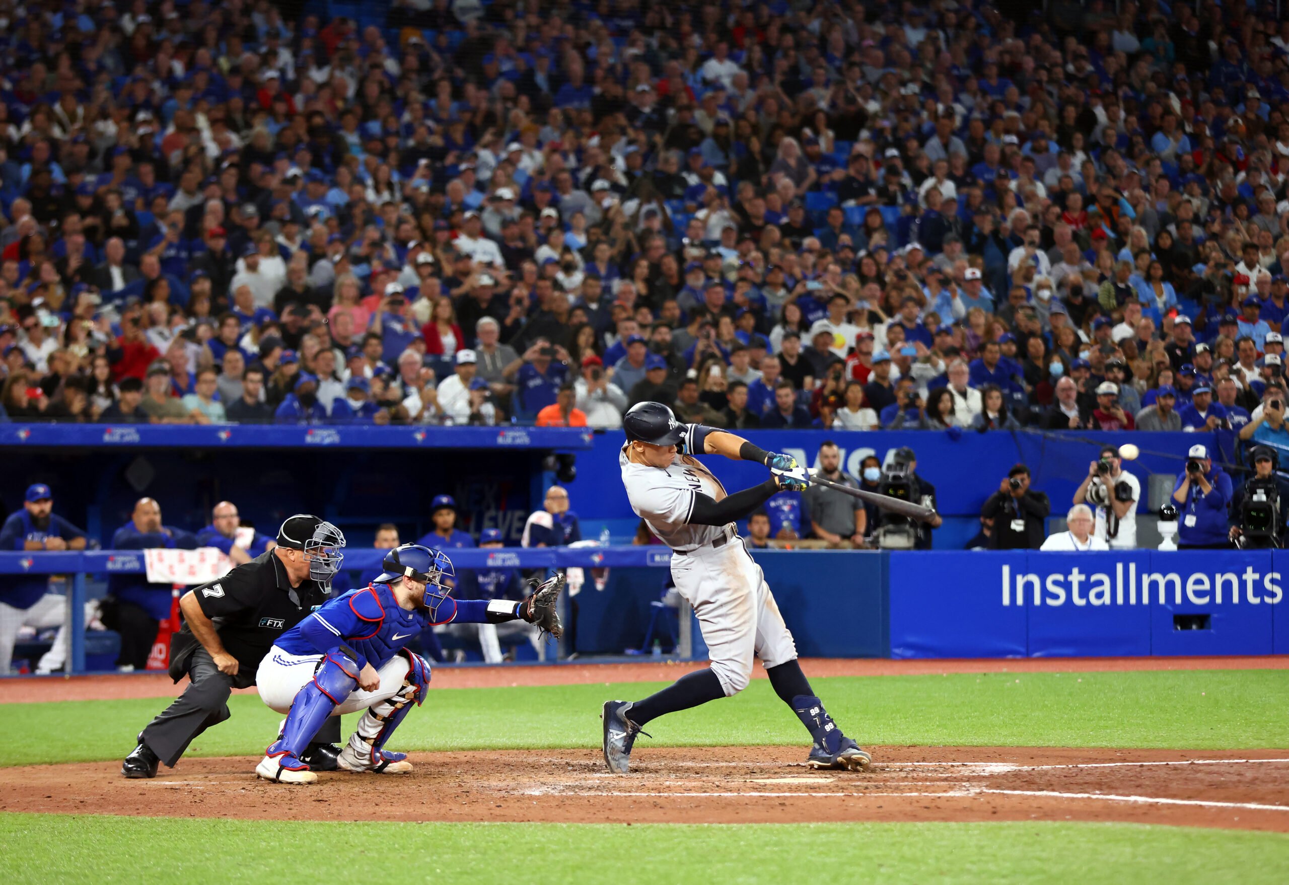 Judge blasts 61st homer, ties Maris record