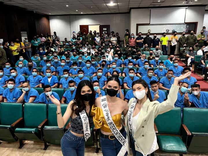 Bb. Pilipinas queens spend time with soldiers in hospital visit