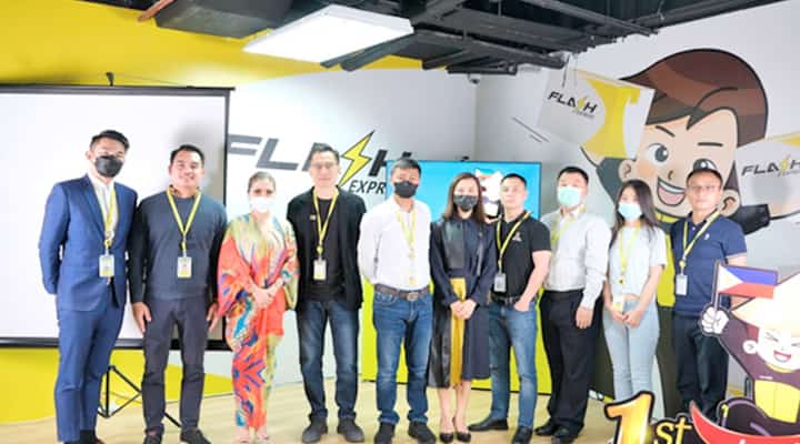 Logistics firm Flash Express recently launches Juan Asenso, an advocacy program to further improve the lives of micro, small and medium enterprises. Joining its kick-off in its BGC office are (from left): Flash Express consultant Alvin Chew; Marketing deputy director AR Polinar; head of Legal and Compliance, Atty. Sherry Lou Bernabe; Flash Express shareholder representative Tony Luo; CEO of the Flash Group Komsan Lee; and Flash Express consultants Cao Yuan, Wang Wei, Lu Ji Lin, Yiking Chua, Liu DengKe. | photograph courtesy of flash express