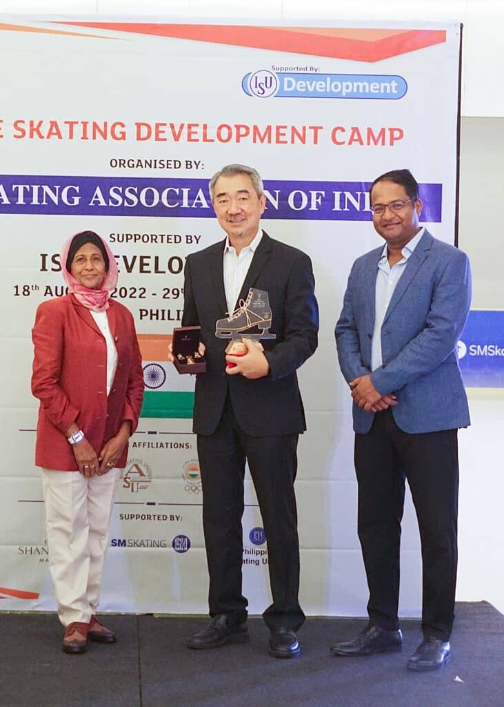 Ms. Laila Mala, Coordinator for the Southeast Asian Region of the International Skating Union Development Commission, and His Excellency Mr. Shambu S. Kumaran, Ambassador of India to the Philippines present a special token to Mr. Hans T. Sy, Chairman of the Executive Committee of SM Prime Holdings, Inc.