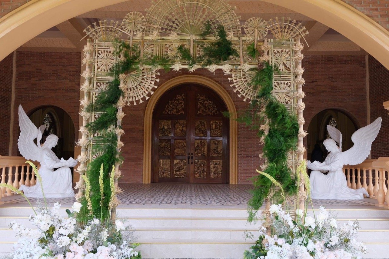 Jason Abalos and Vicki Rushton wed at the San Antonio de Padua Parish Church.
