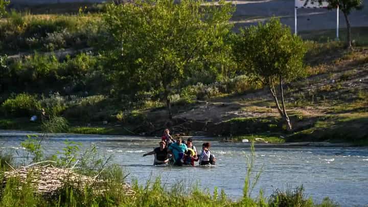 People cross the Rio Grande into Texas on 30 June. At least eight migrants drowned when a large group attempted to cross the river on Thursday. (Photo by Chandan Khanna/AFP/Getty Images)