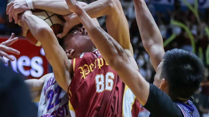 Arellano defenders give Marcus Nitura and University of Perpetual Help a tough time in their Season 98 NCAA men’s basketball game yesterday at the EcoOil FilOil Centre. The Chiefs won, 61-59. | Photograph by Rio deluvio for the daily tribune @tribunephl_rio