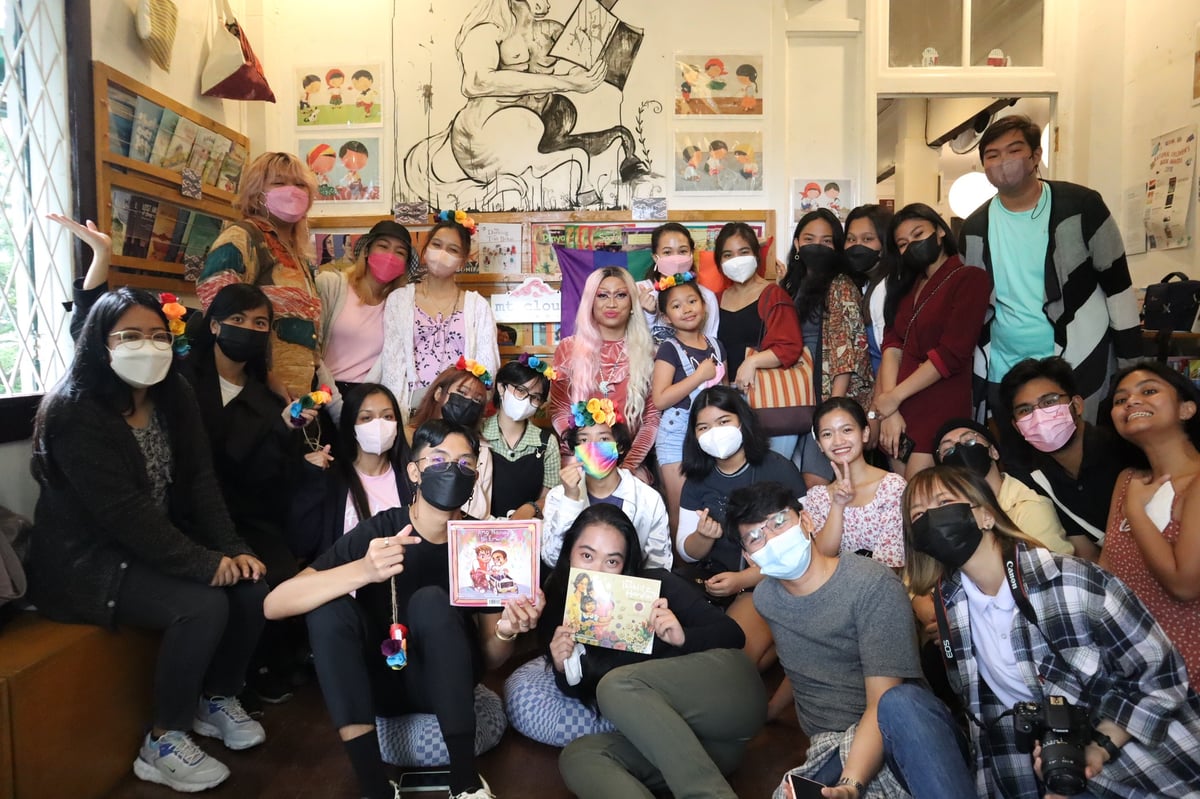 Mx Kiki Krunch with organizers and attendees.