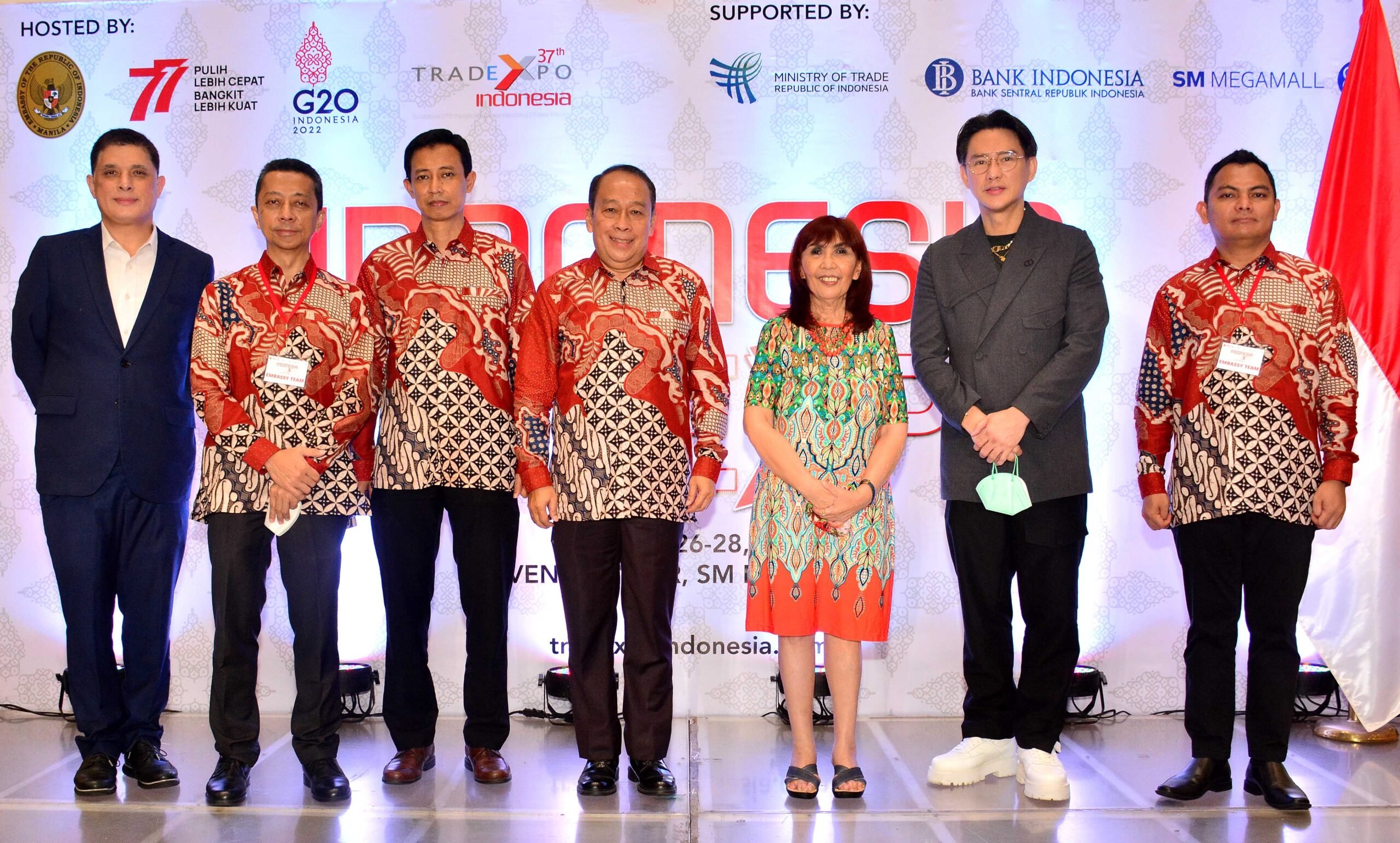 Ambassador Agus Widjojo leads showcase of Indonesian products