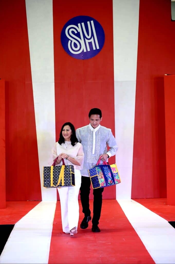 Quezon City Mayor Joy Belmonte and Vice Mayor Gian Sotto advocate for the "Vote to Tote" project during the Happiness Walk. (Photo courtesy of SM Supermalls)