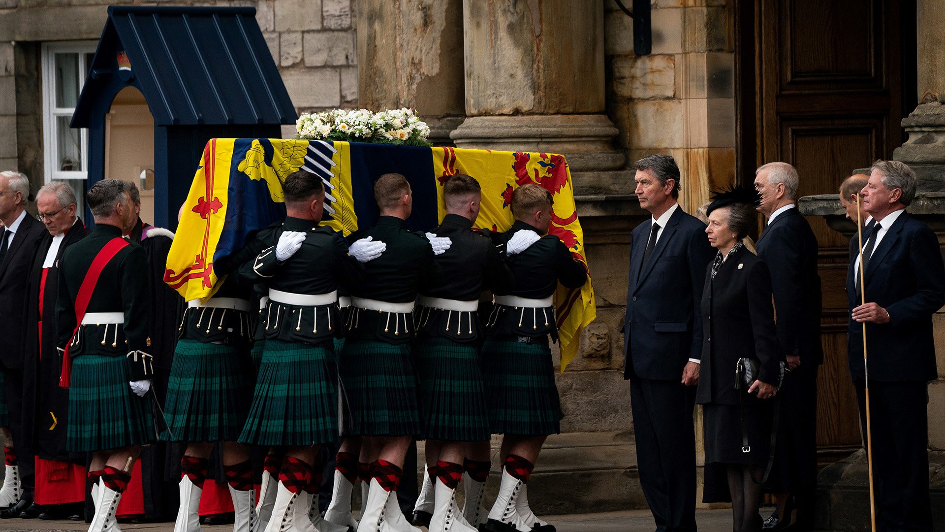 Britons can go to wake for queen