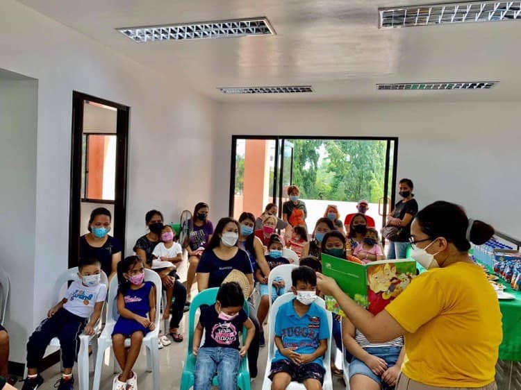 The community library in Baragay Cabug, Bacolod City has become a home to schoolchildren listening to stories told by NOHS Class '79 educational assistance recipient Margaret Mary de Asis. | Photographs courtesy of NOHS
