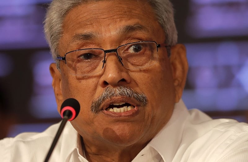 Commandos guard returning president