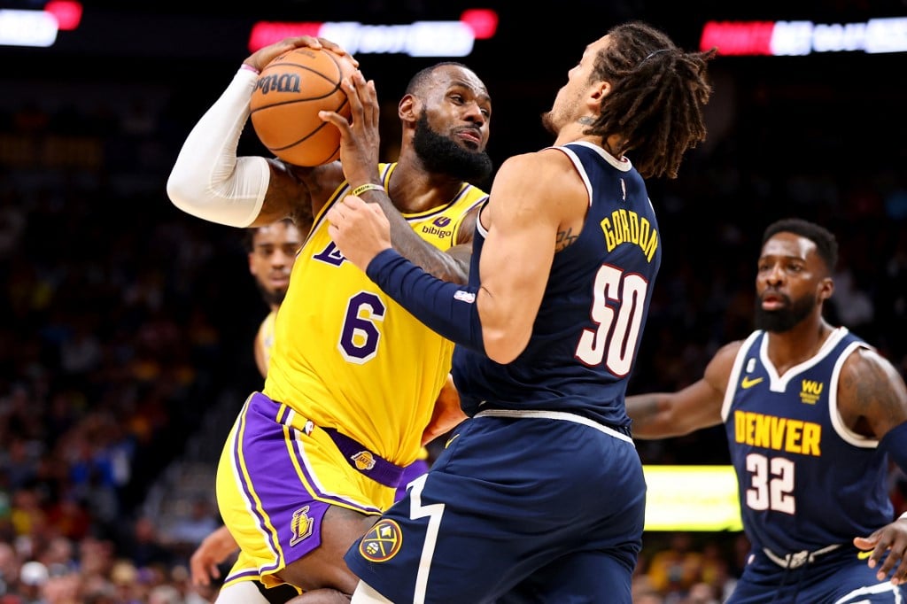 Lebron James fails to lead the Los Angeles Lakers to their first victory following a 110-99 loss to the Denver Nuggets in the regular season of the NBA. Photo  by Jamie Schwaberow / GETTY IMAGES NORTH AMERICA / Getty Images via AFP