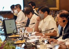 PRESIDENT Ferdinand Marcos Jr. (third from right) presides over a Cabinet meeting at the Aguinaldo State Dining Room in Malacañang Tuesday. | REVOLI CORTEZ/PPA POOL
