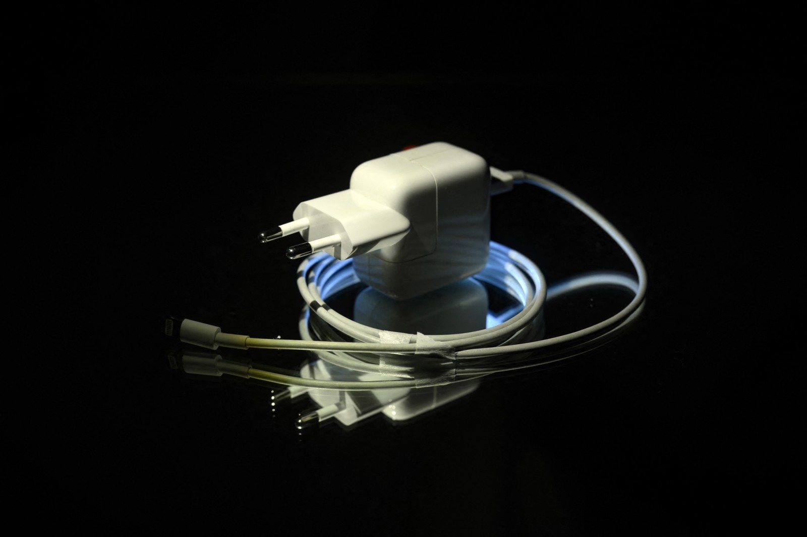 Apple fined over iPhones without chargers